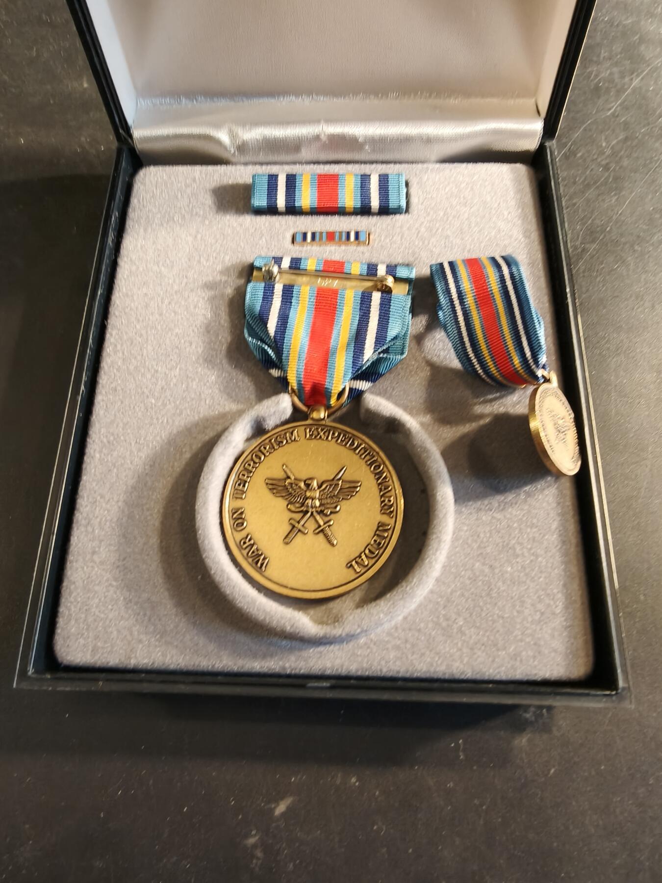 老王徽章第186期 美国反恐战争远征奖章 原盒带略、珐琅略和迷你章 少见全套