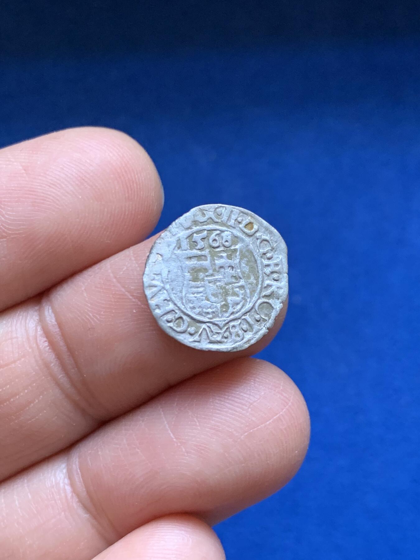 《竞宝斋》第469场 周日，周一 2场连拍 （全场包邮）欢迎送拍 匈牙利1568年圣母抱婴克鲁泽银币 少见 0.55克