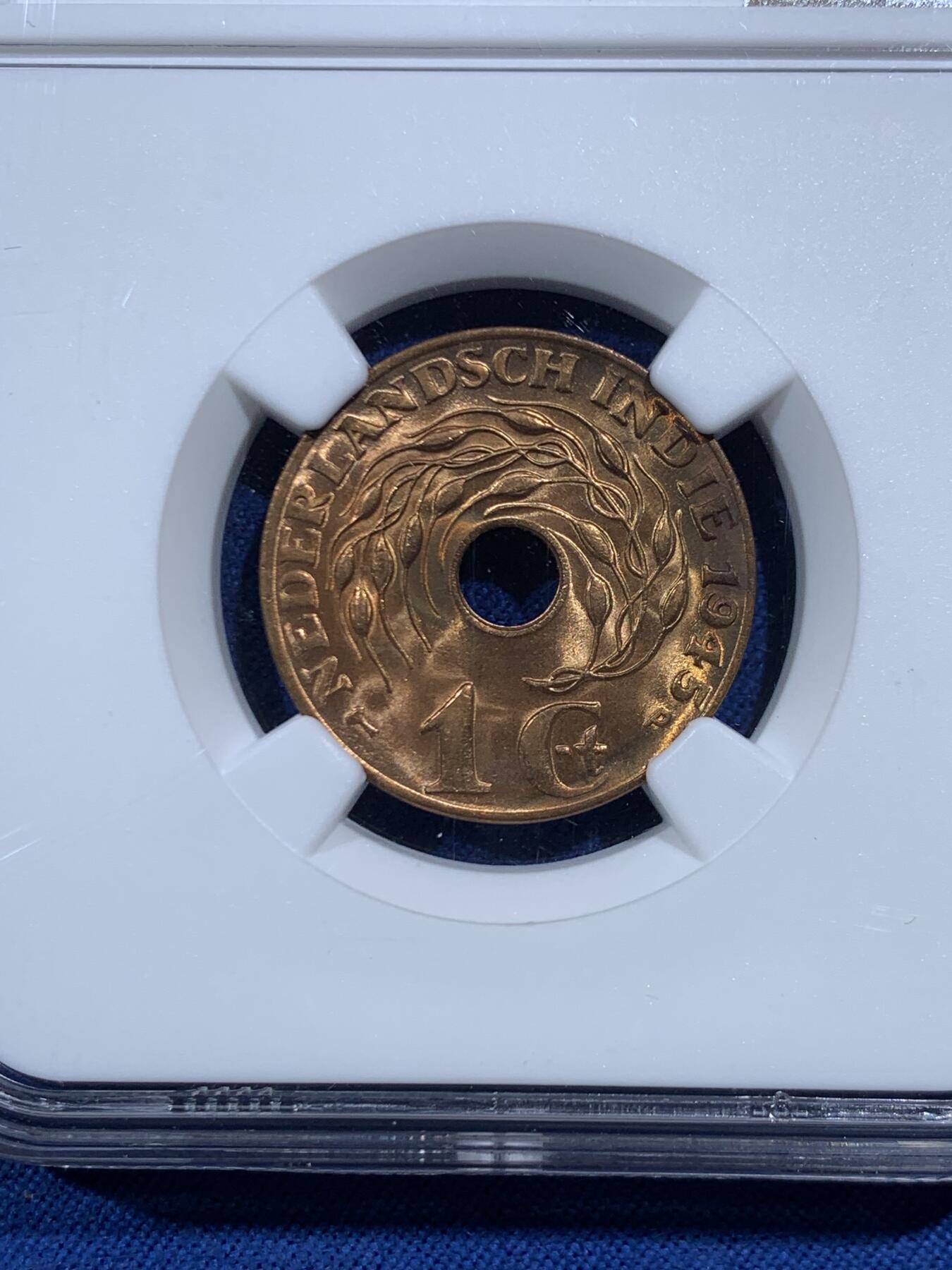 《竞宝斋》第469场 周日，周一 2场连拍 （全场包邮）欢迎送拍 NGC MS65RB 荷属东印度1945年一分，有趣的中孔铜币，BU好品