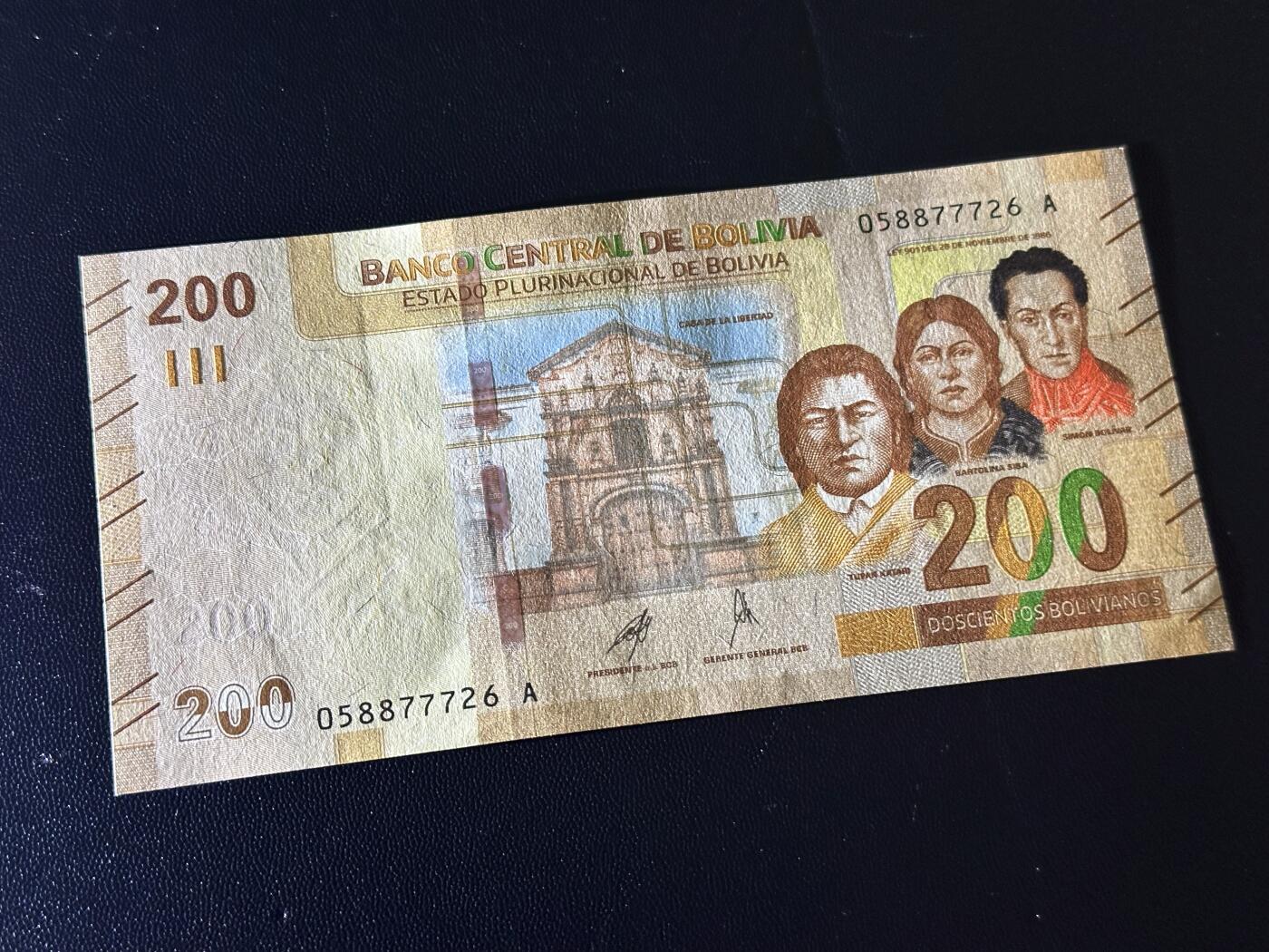 《外钞收藏家》第六百一十六期（精品场）（长期征集拍品、欢迎藏友们联系合作） 玻利维亚100 A冠 无4 全新UNC有个轻微压痕 尾726