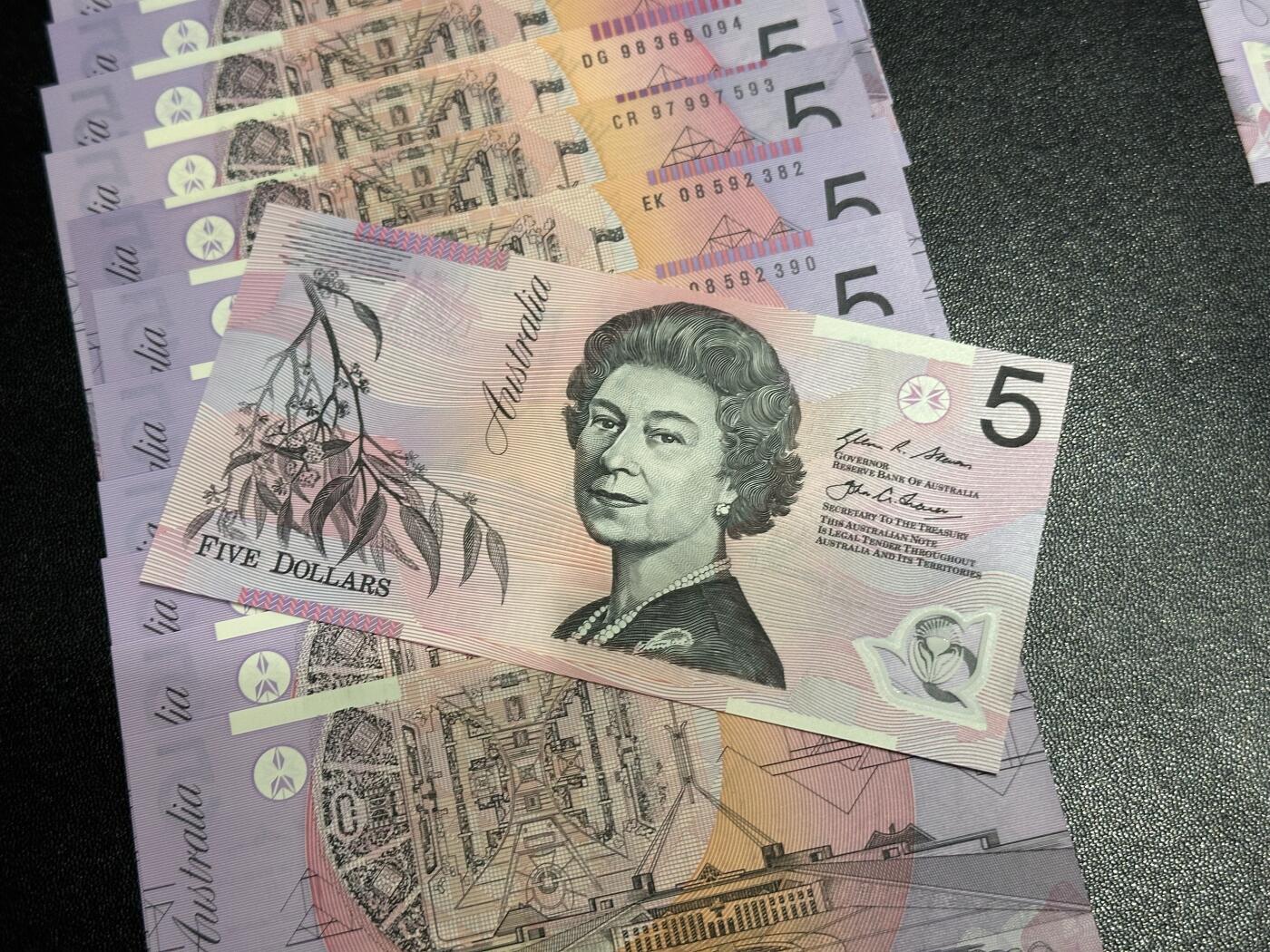 《外钞收藏家》第六百一十六期（精品场）（长期征集拍品、欢迎藏友们联系合作） 澳大利亚塑料钞5元 97-15年13张一起 全新UNC