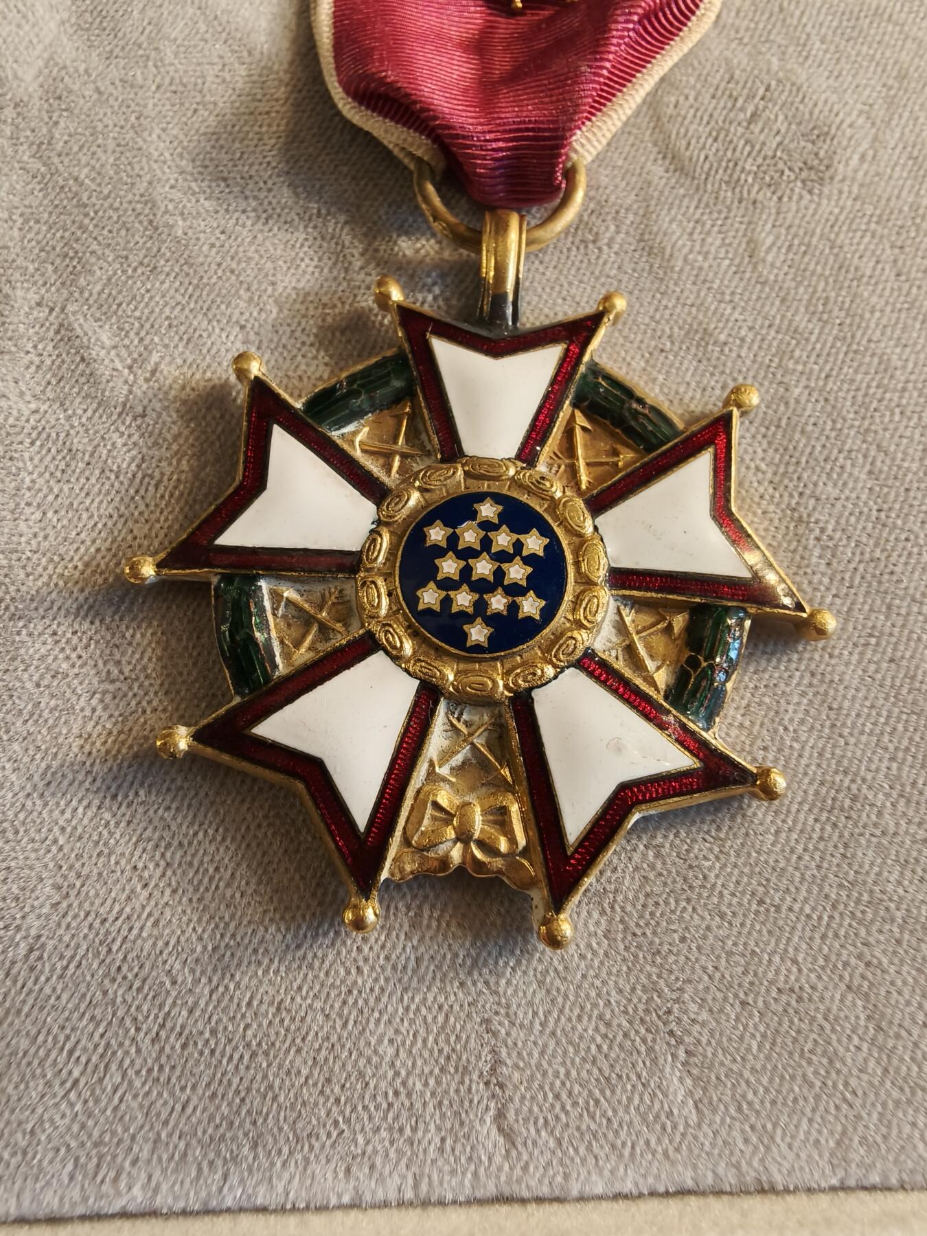 老王徽章第186期 美国军官级功绩军团勋章    原盒带略和珐琅略    早期上挂