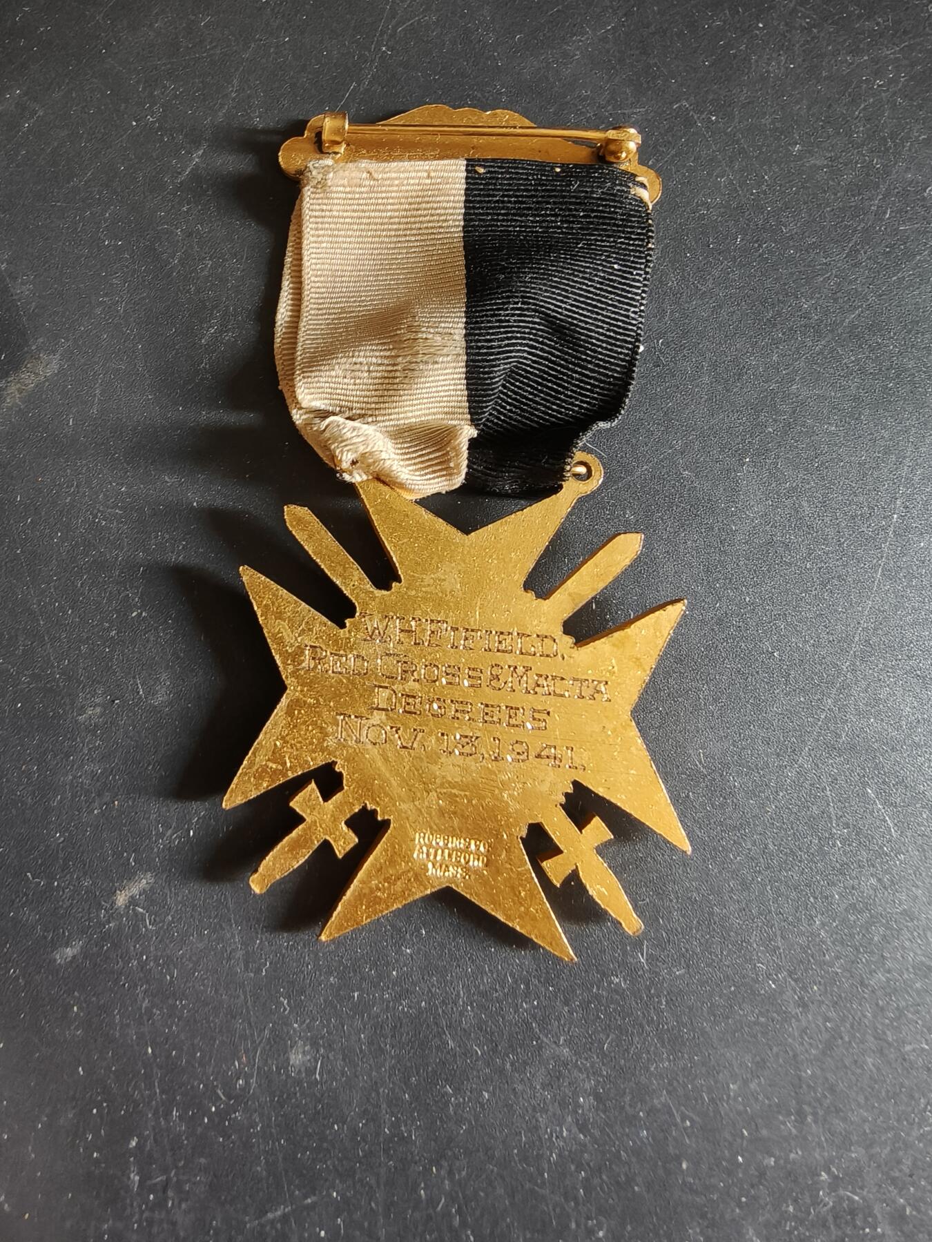 老王徽章第186期 美国缅因州刘易斯顿共济会骑士圣殿军勋章    铜质珐琅    军事版双剑饰    少见美国共济会勋章    1941年实发授予军人版本