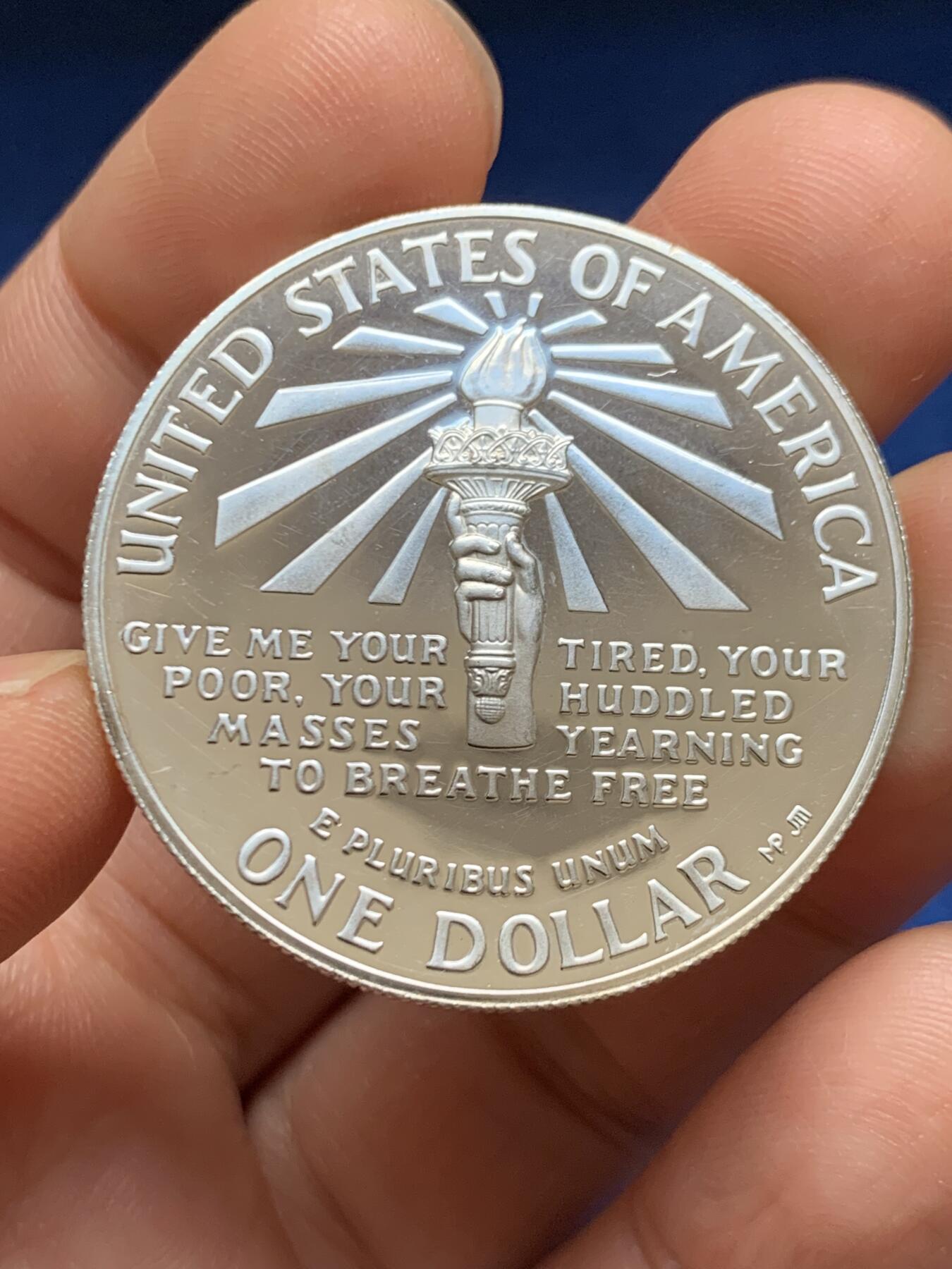 《竞宝斋》第469场 周日，周一 2场连拍 （全场包邮）欢迎送拍 美国1986年自由女神像落成百年纪念1美元银币，26.9克，900银。