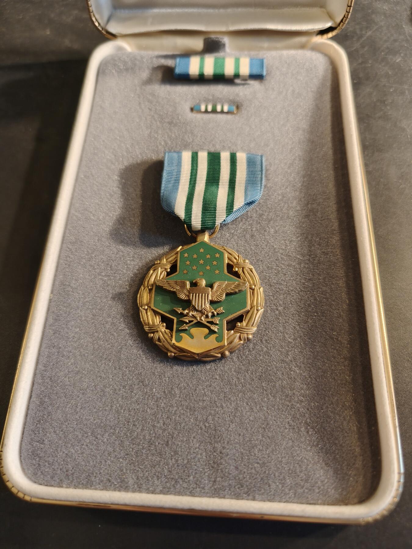 老王徽章第186期 美国三军联勤嘉奖奖章 原盒带略和珐琅略 少见全套