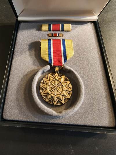 老王徽章第186期 - 美国陆上国民卫队成就奖章 原盒带略和珐琅略 少见全套