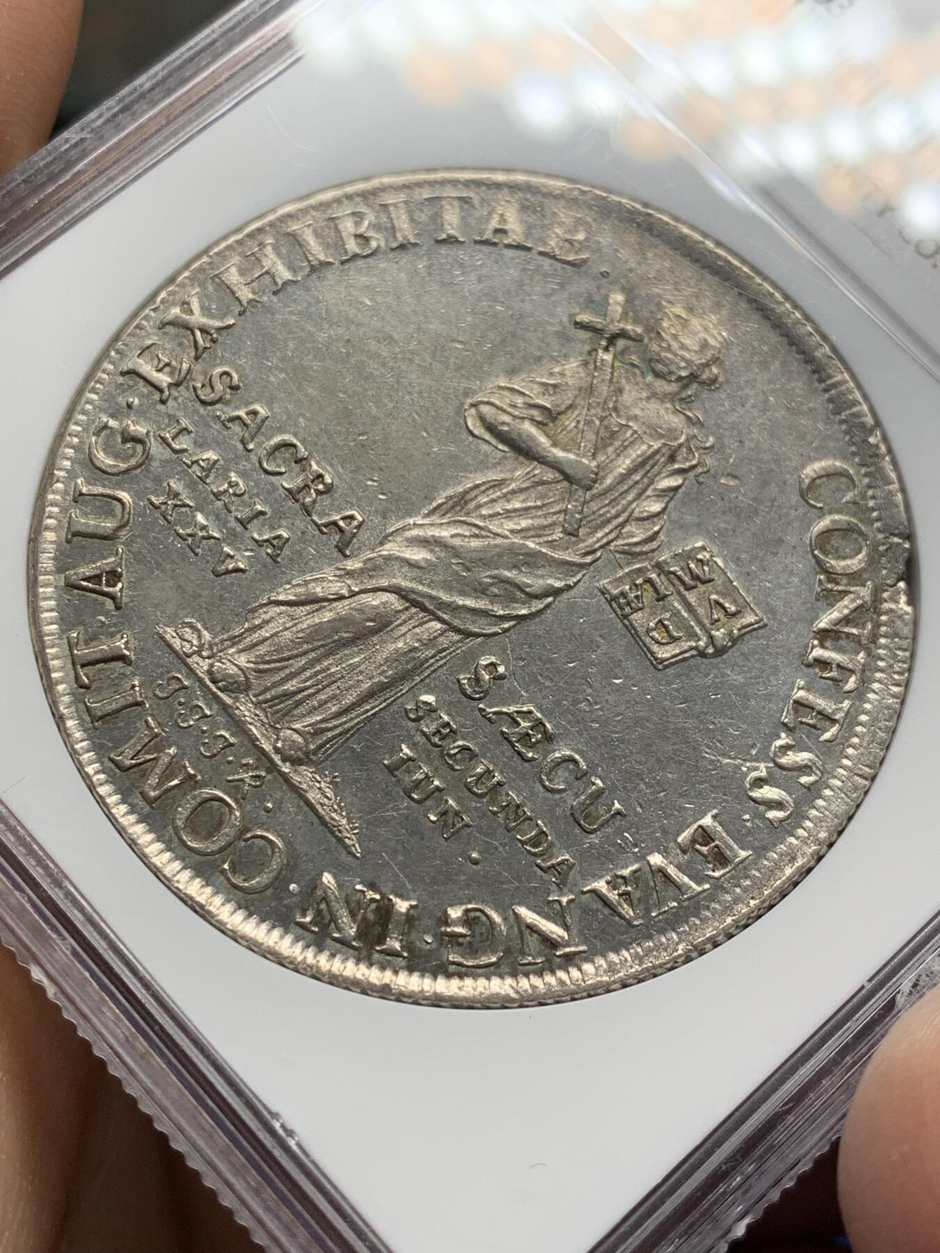 《竞宝斋》第469场 周日，周一 2场连拍 （全场包邮）欢迎送拍 NGC AU58 吕贝克自由市 1730年 1泰勒银币 奥格斯堡信纲200周年纪念 背面帝国鹰栩栩如生 罕见品种 盒子左下角有磕