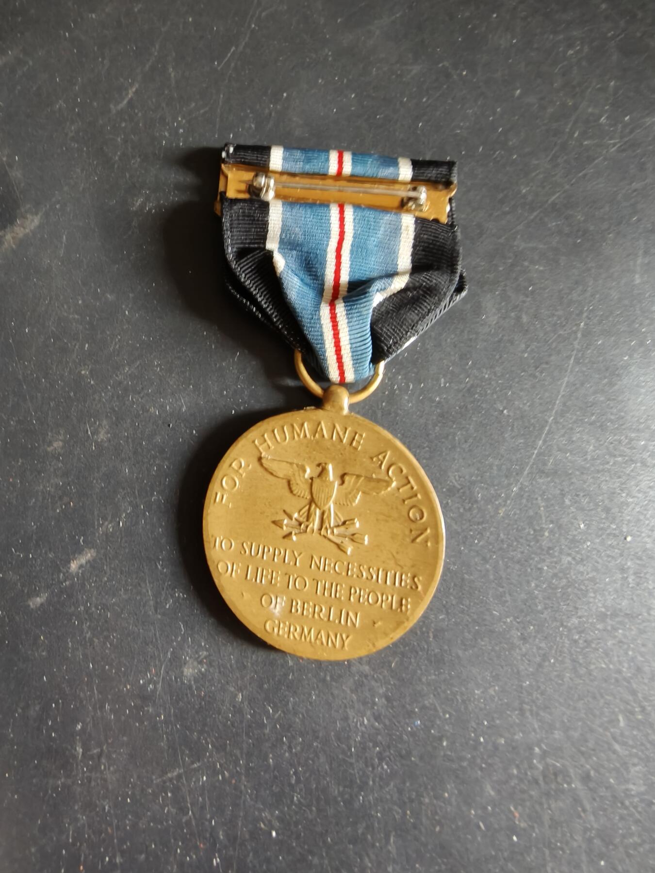 老王徽章第186期 美国空军柏林危机人道主义援助奖章