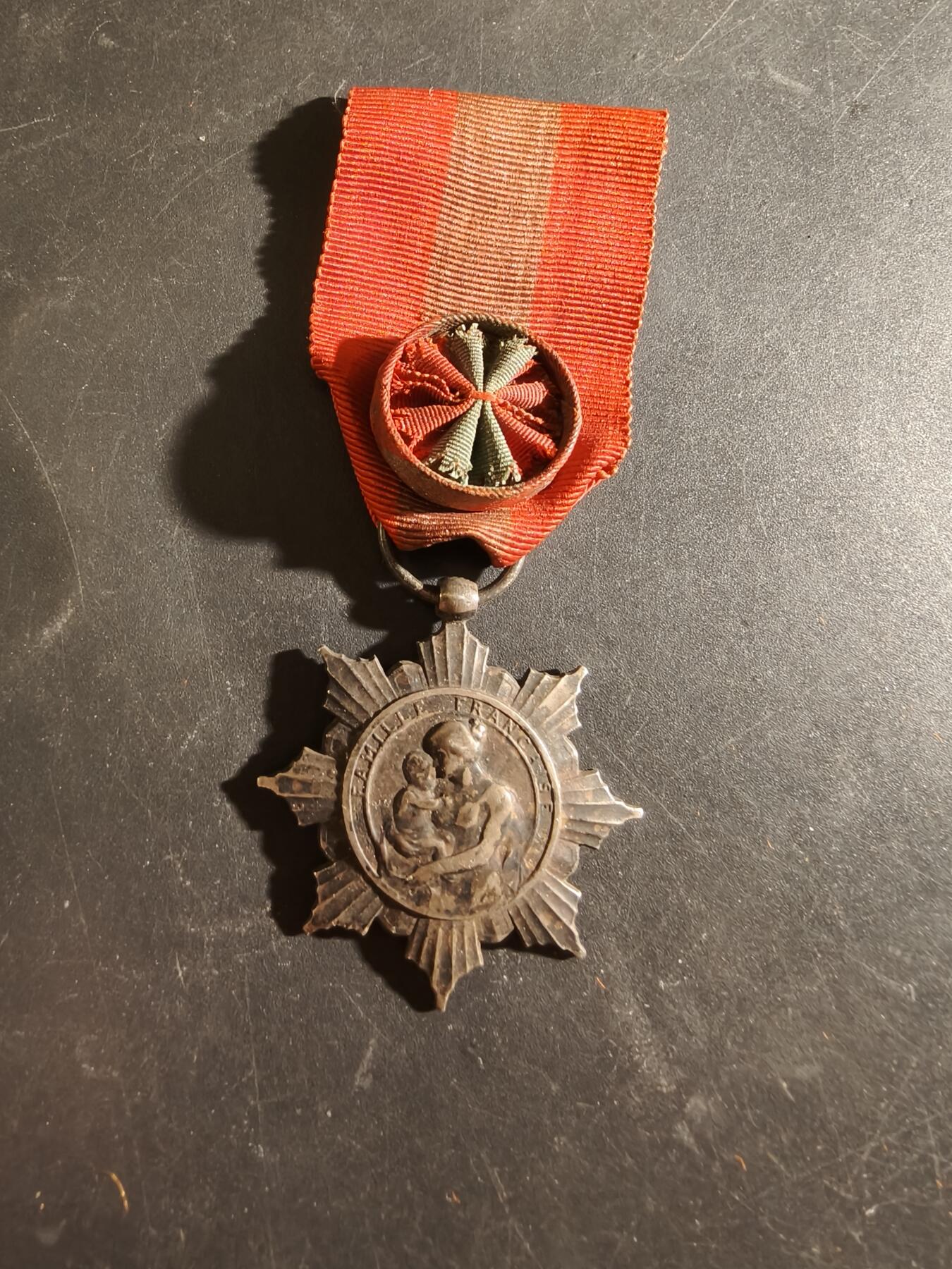 老王徽章第186期 法国银级军官级母亲奖章