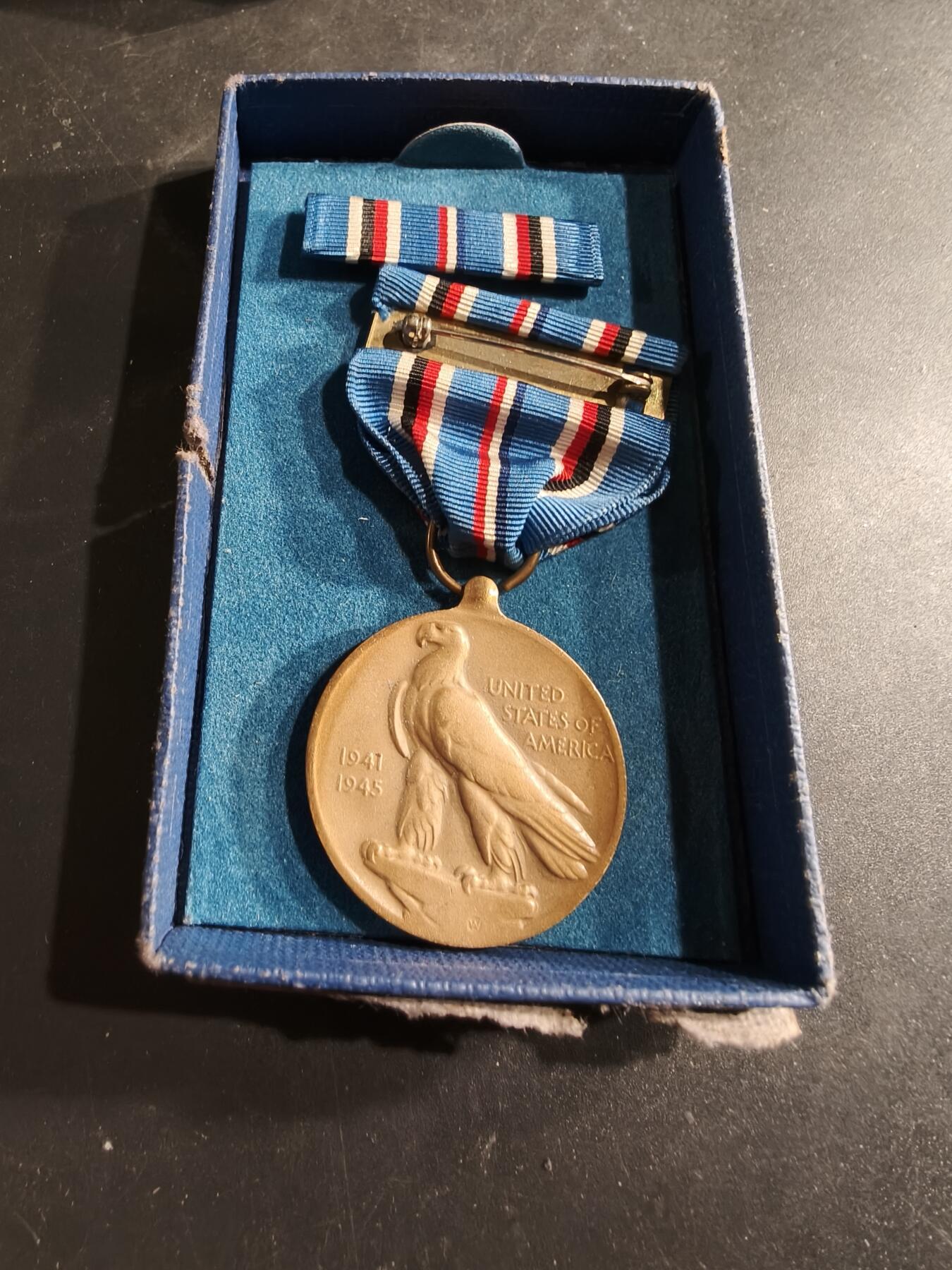 老王徽章第186期 美国二战美洲战区服役奖章    原盒带略
