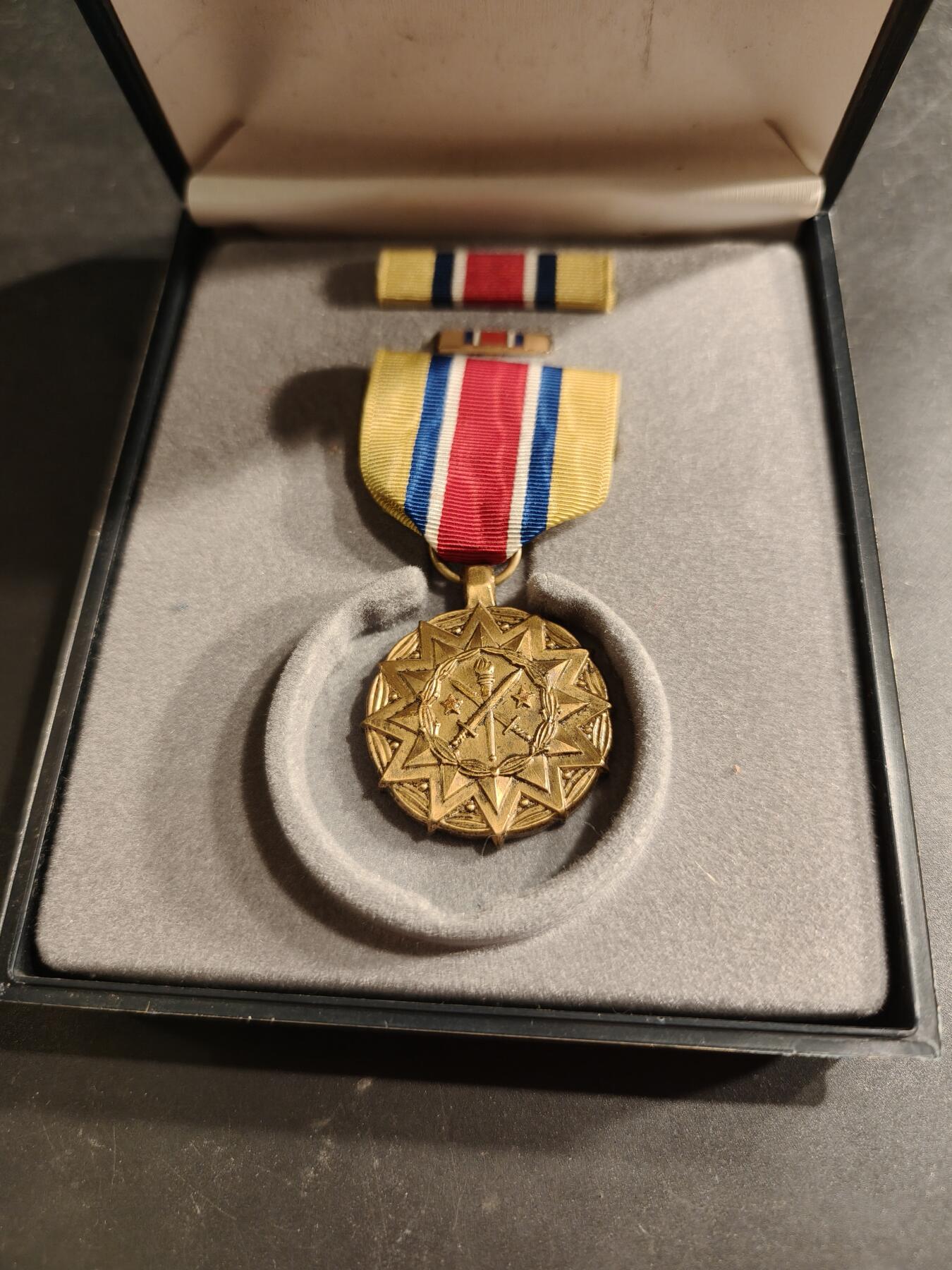 老王徽章第186期 美国陆军预备役成就奖章 原盒带略和珐琅略 少见全套   