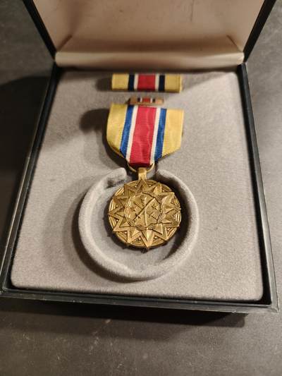 老王徽章第186期 - 美国陆军预备役成就奖章 原盒带略和珐琅略 少见全套   