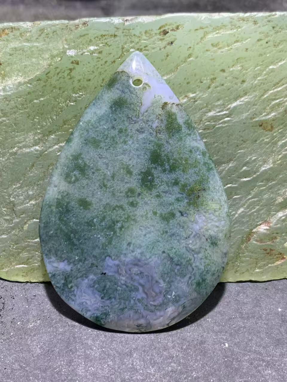 精美冰透水草玛瑙吊坠一个，