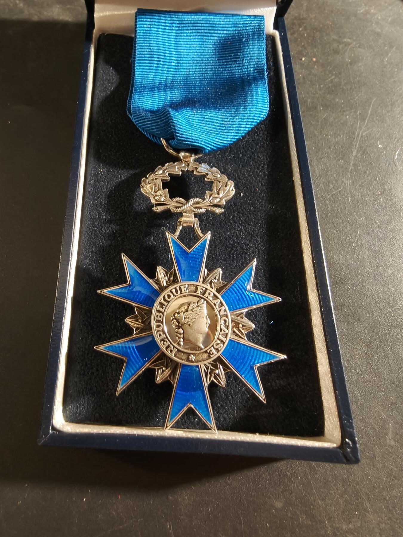 老王徽章第186期 法国骑士级国家功勋勋章    珠宝商版本螃蟹银标    原盒    24.7g