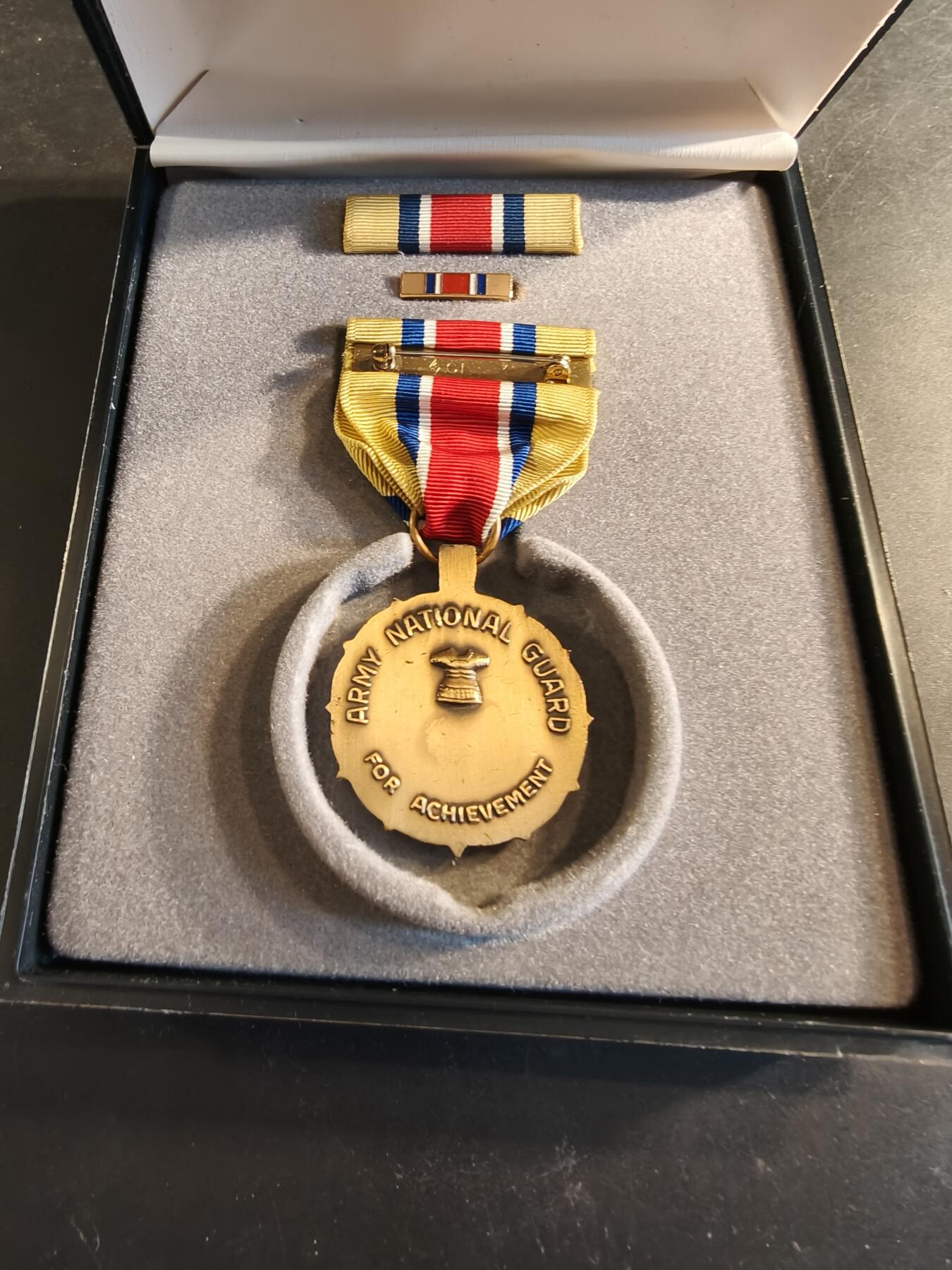 老王徽章第186期 美国陆上国民卫队成就奖章 原盒带略和珐琅略 少见全套