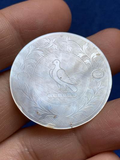 《竞宝斋》第469场 周日，周一 2场连拍 （全场包邮）欢迎送拍 - 英国一线回流清螺钿贝母筹码一枚，大型圆形，手工精雕，图样中西合璧，莹光宝气，大片圆形款， 细节见图