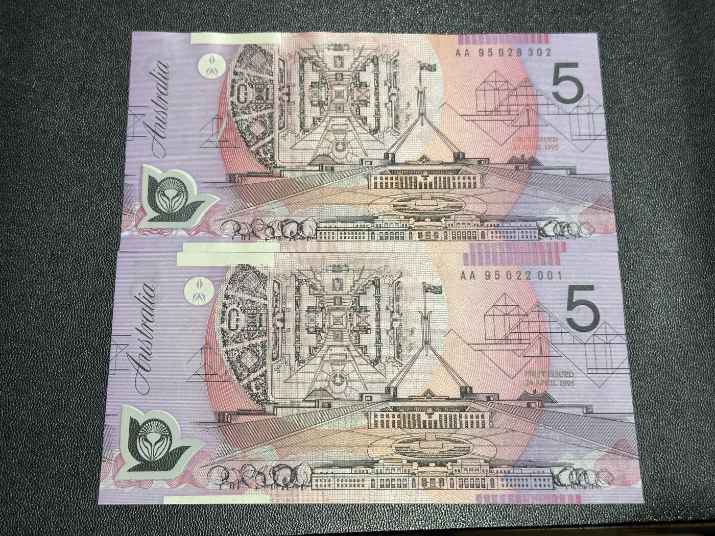 《外钞收藏家》第六百一十六期（精品场）（长期征集拍品、欢迎藏友们联系合作） 澳大利亚塑料钞95年5元  2张一起 全新UNC 95首发黑字 红字纪念钞加首发日期