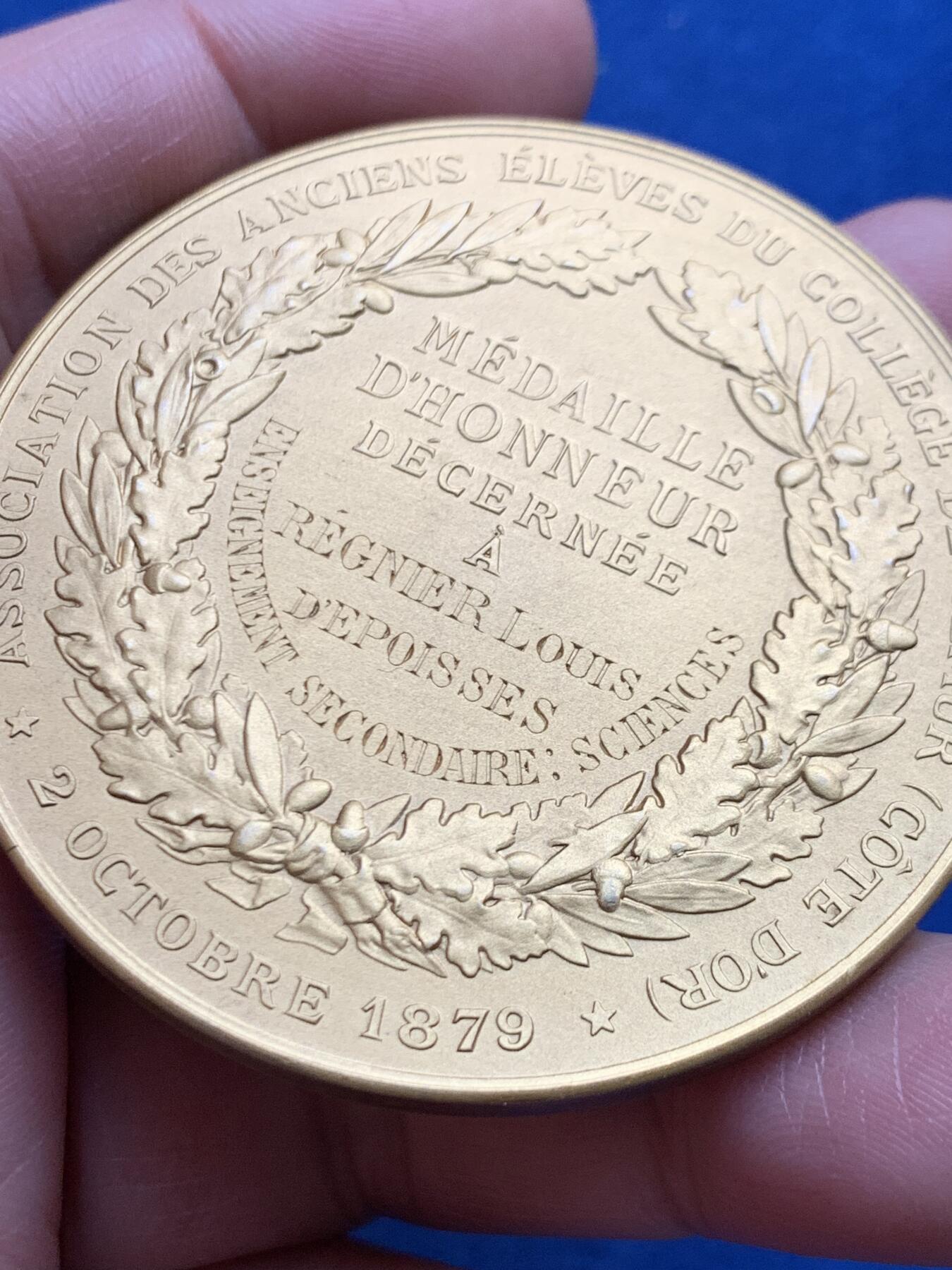 《竞宝斋》第469场 周日，周一 2场连拍 （全场包邮）欢迎送拍 1879年法国科多尔省瑟米尔学院校友协会镀金大银章 91.6克 56.6mm 丰饶角1银标 保存良好