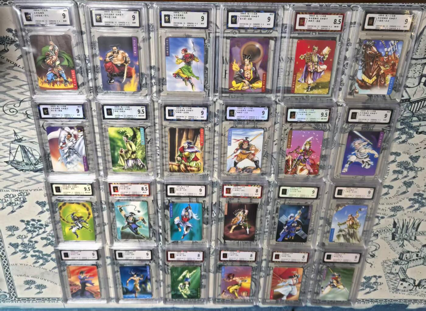 卡牌限时031期专场（21号晚21点截拍） 保粹评级1999统一小浣熊套卡，含6大恶人，水浒英雄传，北细无八字版本（99裸卡价格已上千，评级费2000），高分较多。行价5000以上。品相绝佳，98-99品送评，水浒卡角有轻微磨白，9分以上卡75张，9.5分32张。十分难得了。20多年前的卡，保存至今，高分实属难得，即便现在很多卡拆开全新品相送评也只能评级到9分。