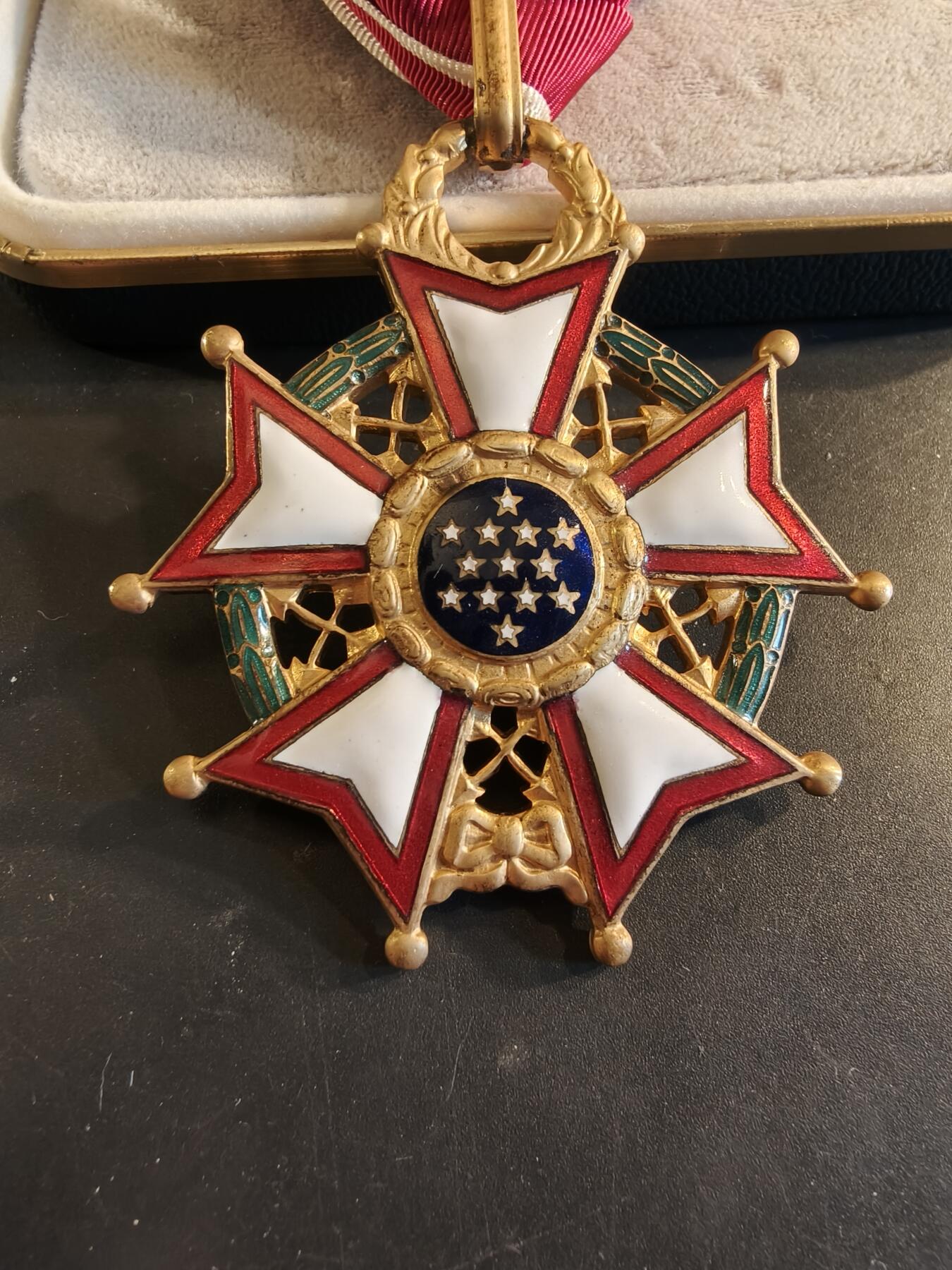 老王徽章第186期 美国指挥官级功绩军团勋章    原盒带略和珐琅略    少见全套