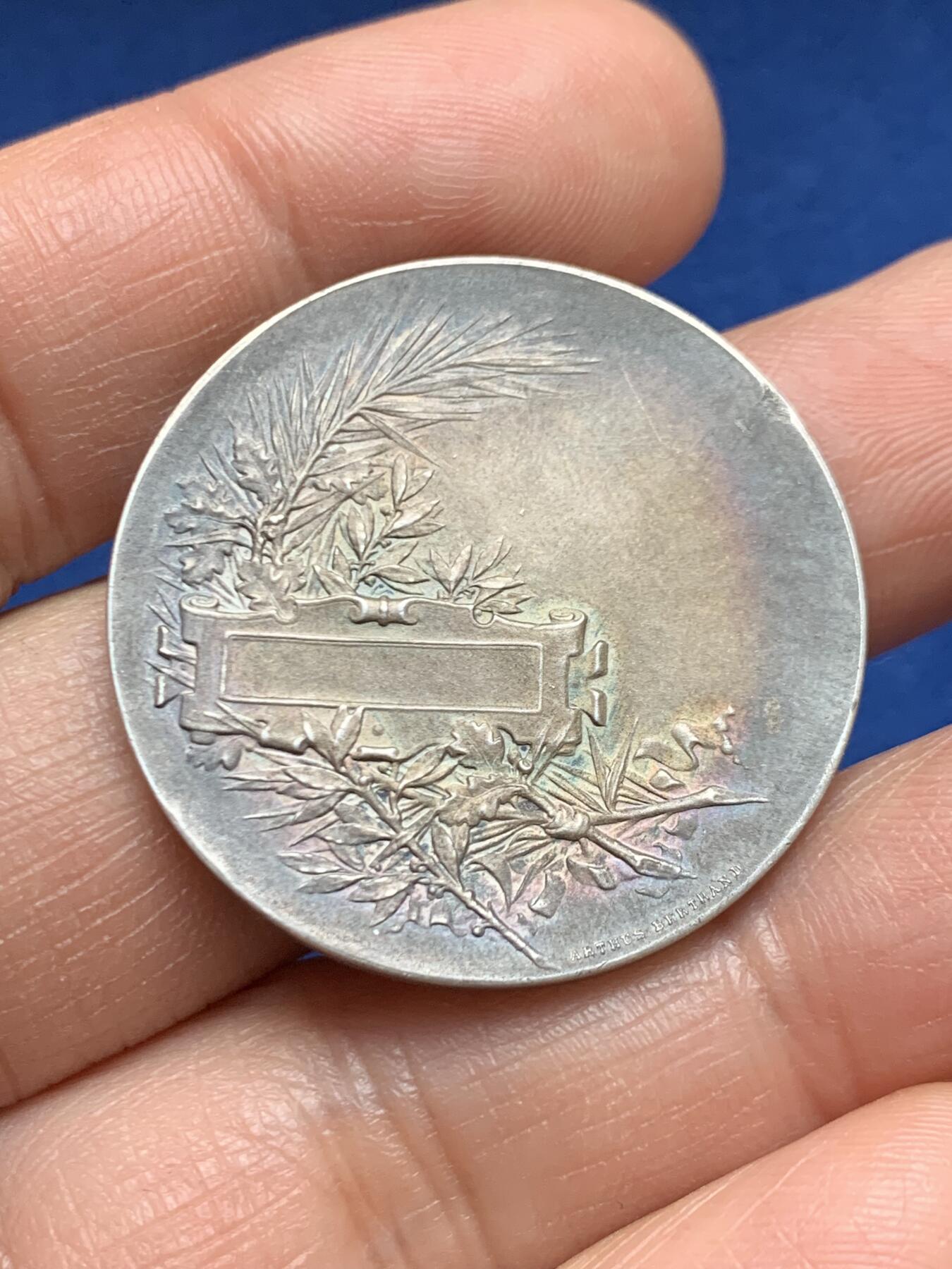 《竞宝斋》第469场 周日，周一 2场连拍 （全场包邮）欢迎送拍 19世纪园艺银章 14.82克 33.5mm 菱形银标