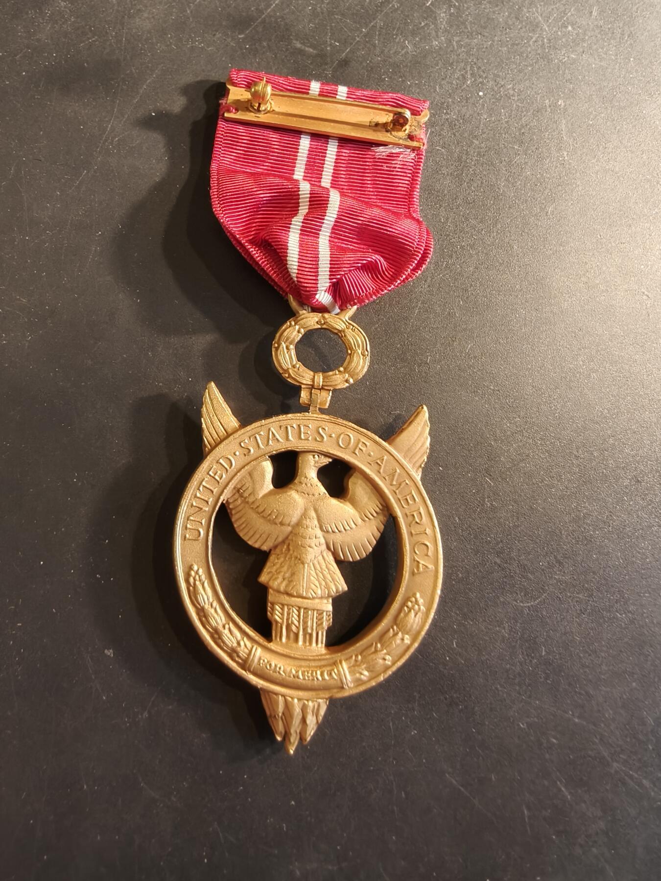 老王徽章第186期 美国功绩勋章    铜质珐琅   50年代时期版本    原盒带略    该章在二战时期为平民可以获得的最高荣誉，由美国总统亲自授予，第一批获得者包含M1加兰德步枪设计者约翰·加兰德   1942年-1952年仅颁发10年时期     边缘刻字