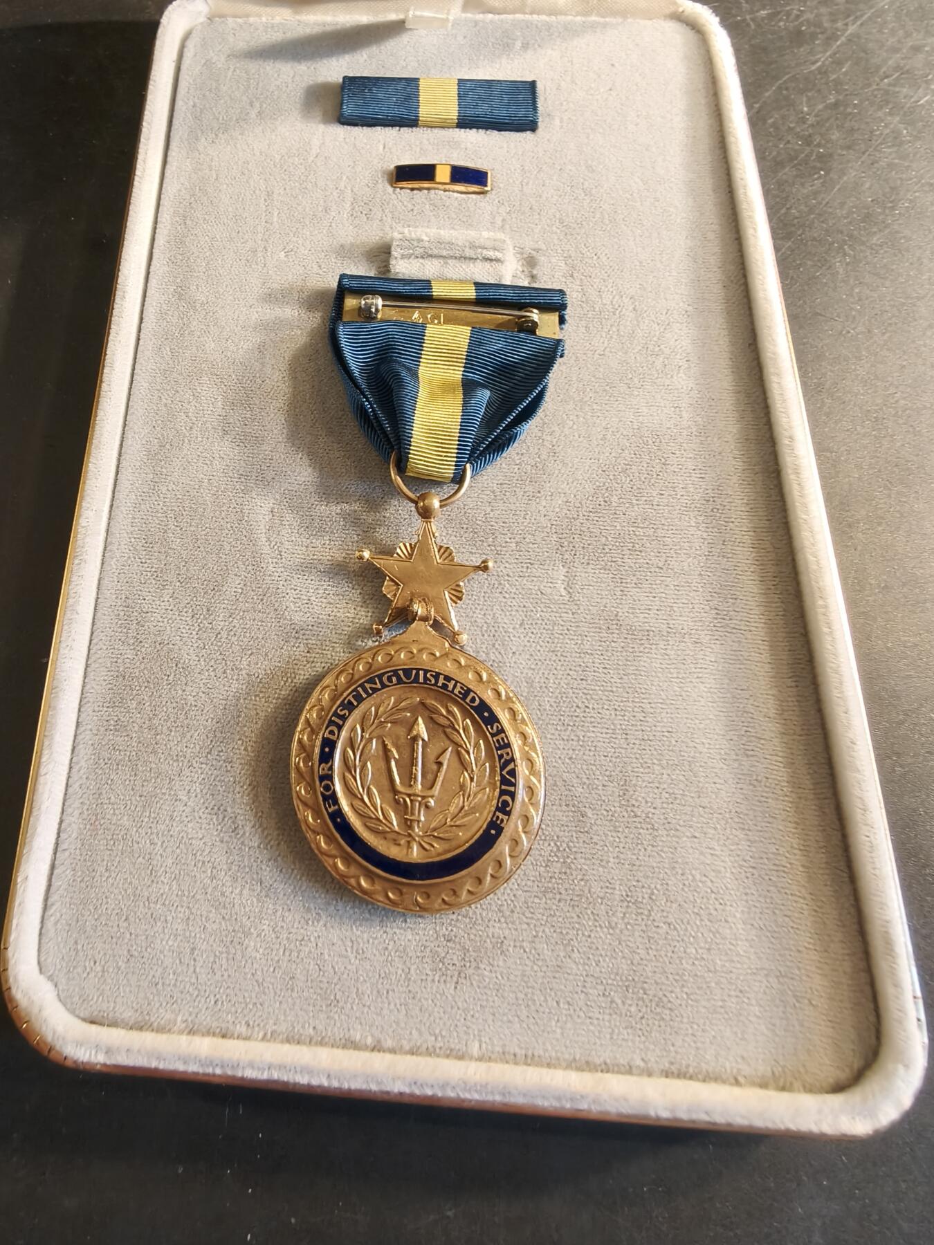 老王徽章第186期 美国海军杰出服役勋章 原盒带略和珐琅略 少见全套