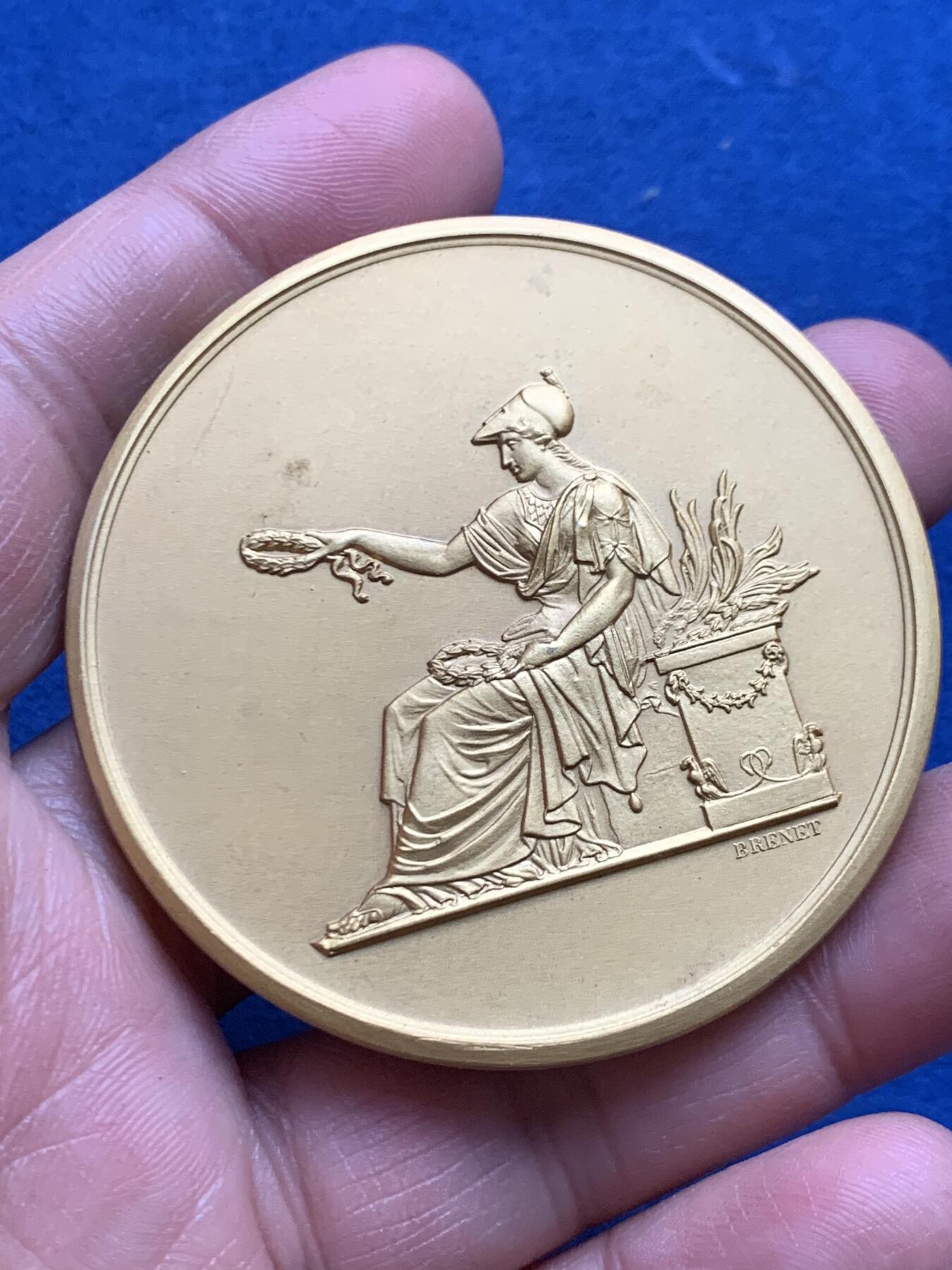 《竞宝斋》第469场 周日，周一 2场连拍 （全场包邮）欢迎送拍 1879年法国科多尔省瑟米尔学院校友协会镀金大银章 91.6克 56.6mm 丰饶角1银标 保存良好