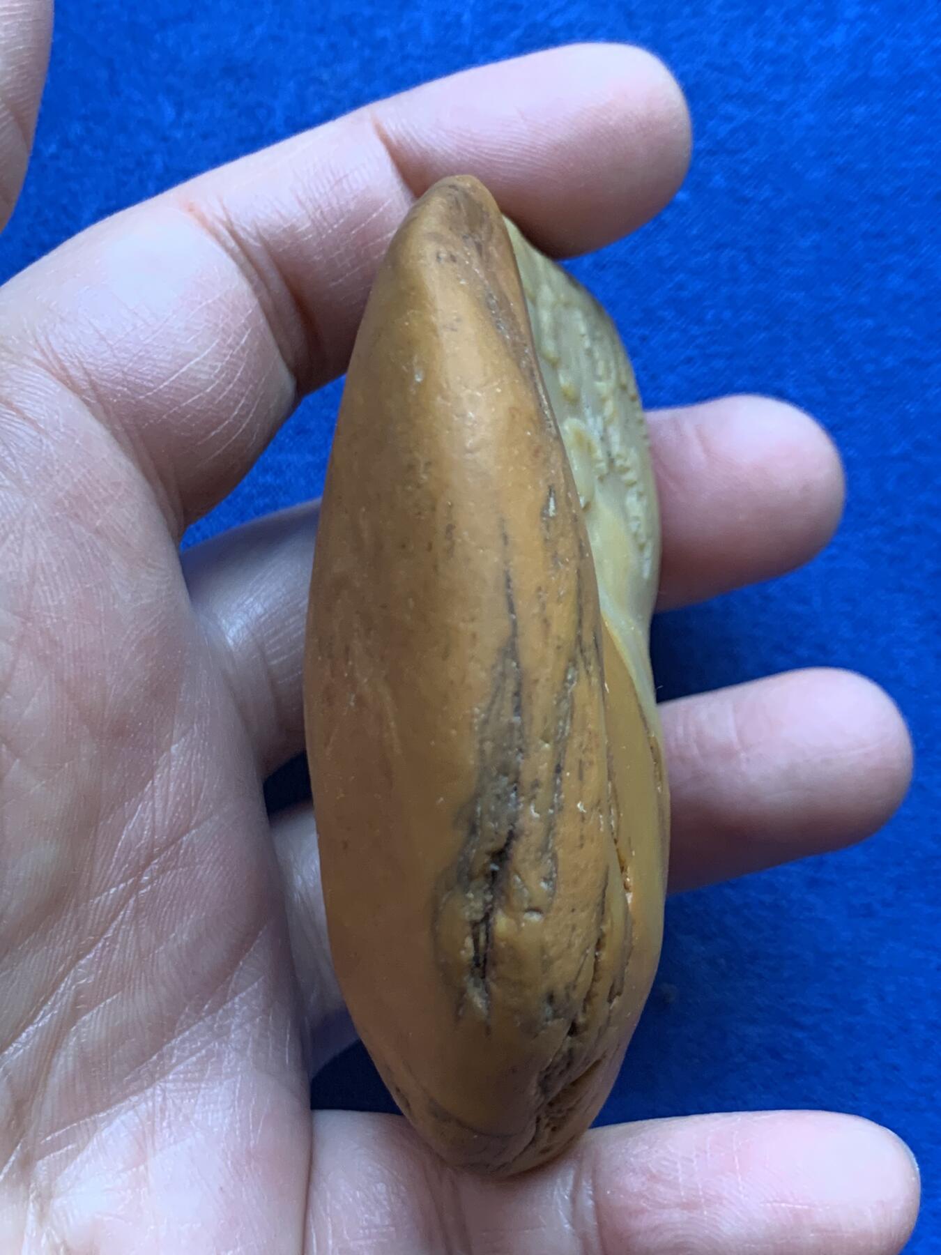 《竞宝斋》第469场 周日，周一 2场连拍 （全场包邮）欢迎送拍 黄蜡石石雕·松下鹿回首 手把件，原石巧雕，画面和原石融为一体，很有意境，原石质地很好，打灯可见肉质，重143.5克，把玩很好