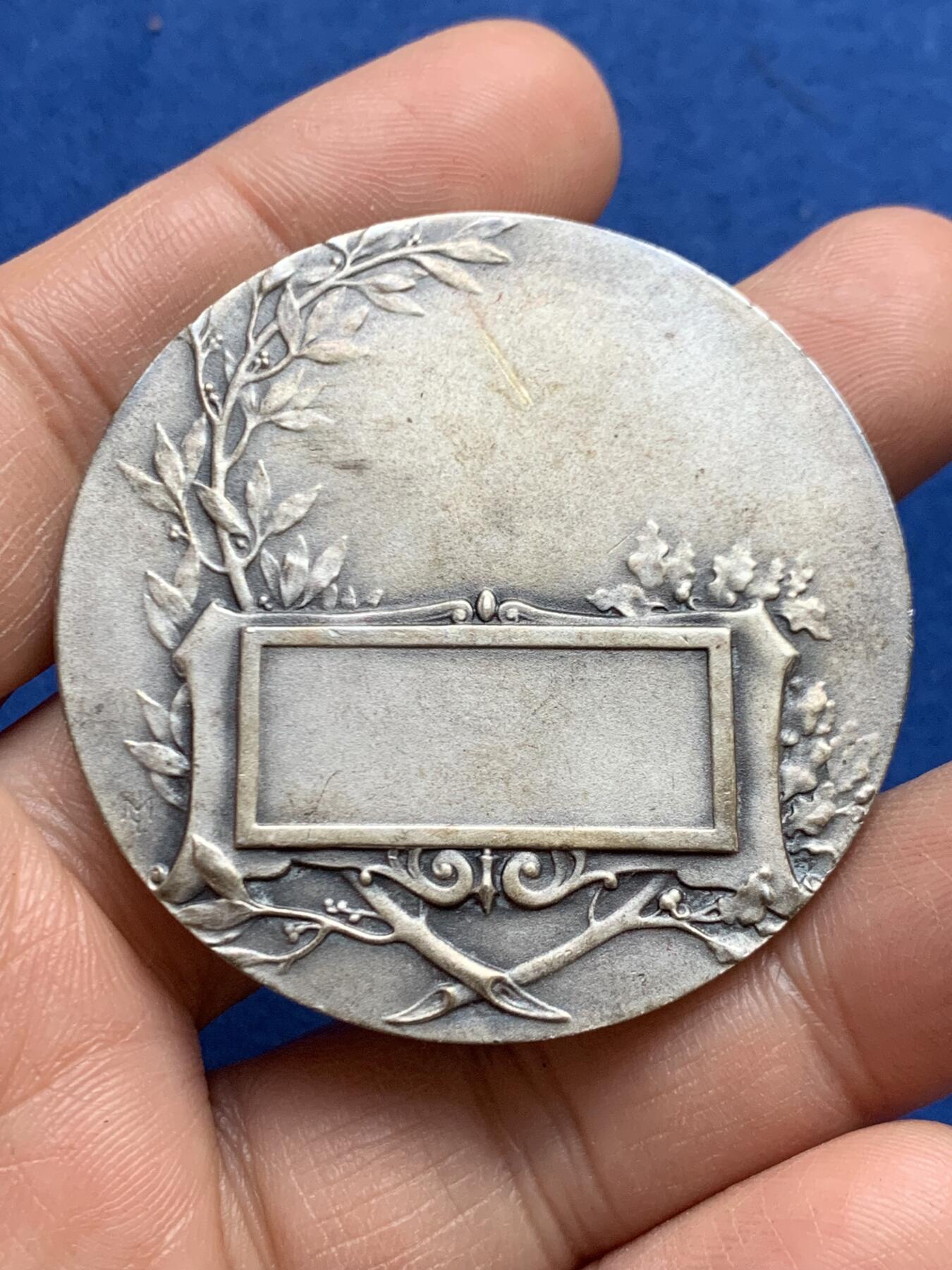 《竞宝斋》第469场 周日，周一 2场连拍 （全场包邮）欢迎送拍 法国畜牧业镀银铜章 51.75克 49.2mm 三角铜标边铭 带盒