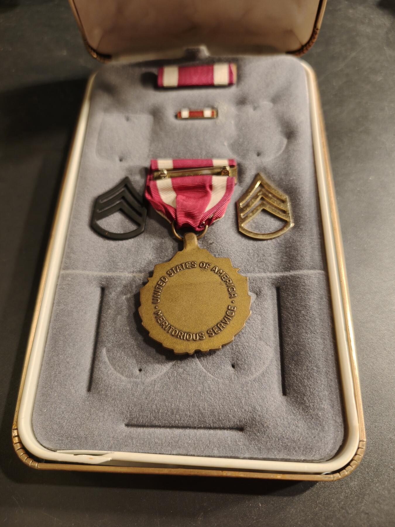 老王徽章第186期 美国功绩服务奖章 原盒带略和珐琅略 少见全套   带一组金属军衔