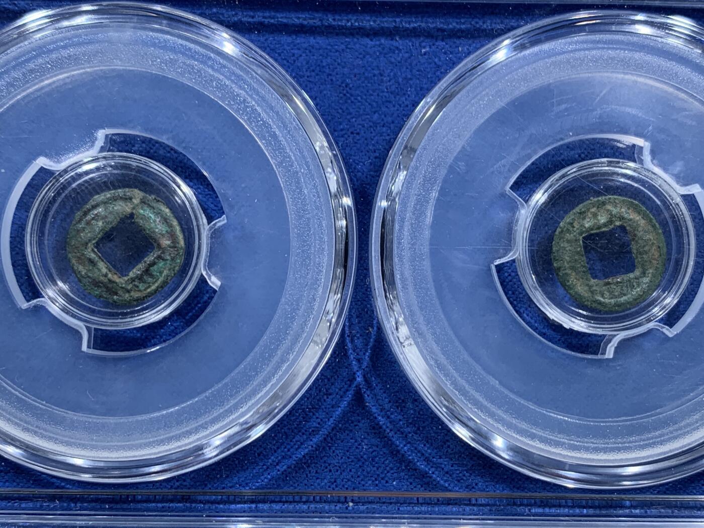 《竞宝斋》第469场 周日，周一 2场连拍 （全场包邮）欢迎送拍 闻德 极美80 蜀汉直百一盒三枚装 后主刘禅时期铸造，此类直百铸造粗糙，钱体轻薄，反映了蜀汉后期的经济社会状况。难得字口犀利锈色漂亮，钱体平整骨子好，收藏级别，喜欢的不要错过。