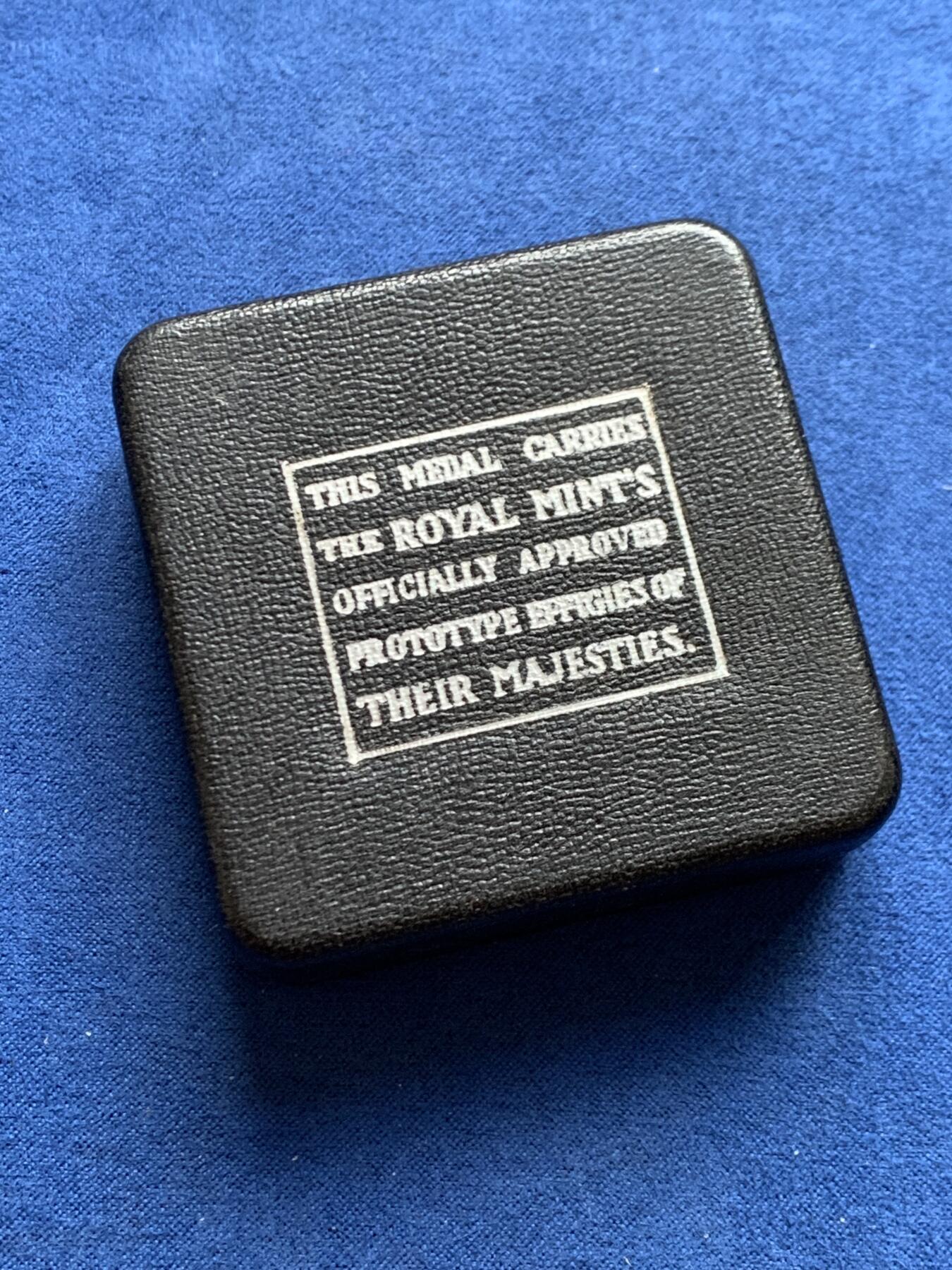 《竞宝斋》第469场 周日，周一 2场连拍 （全场包邮）欢迎送拍 英国1937年乔治六世登基纪念铜章，背面为英帝国中各个殖民地手拉手的图景，带原盒，19.3克，38.1mm