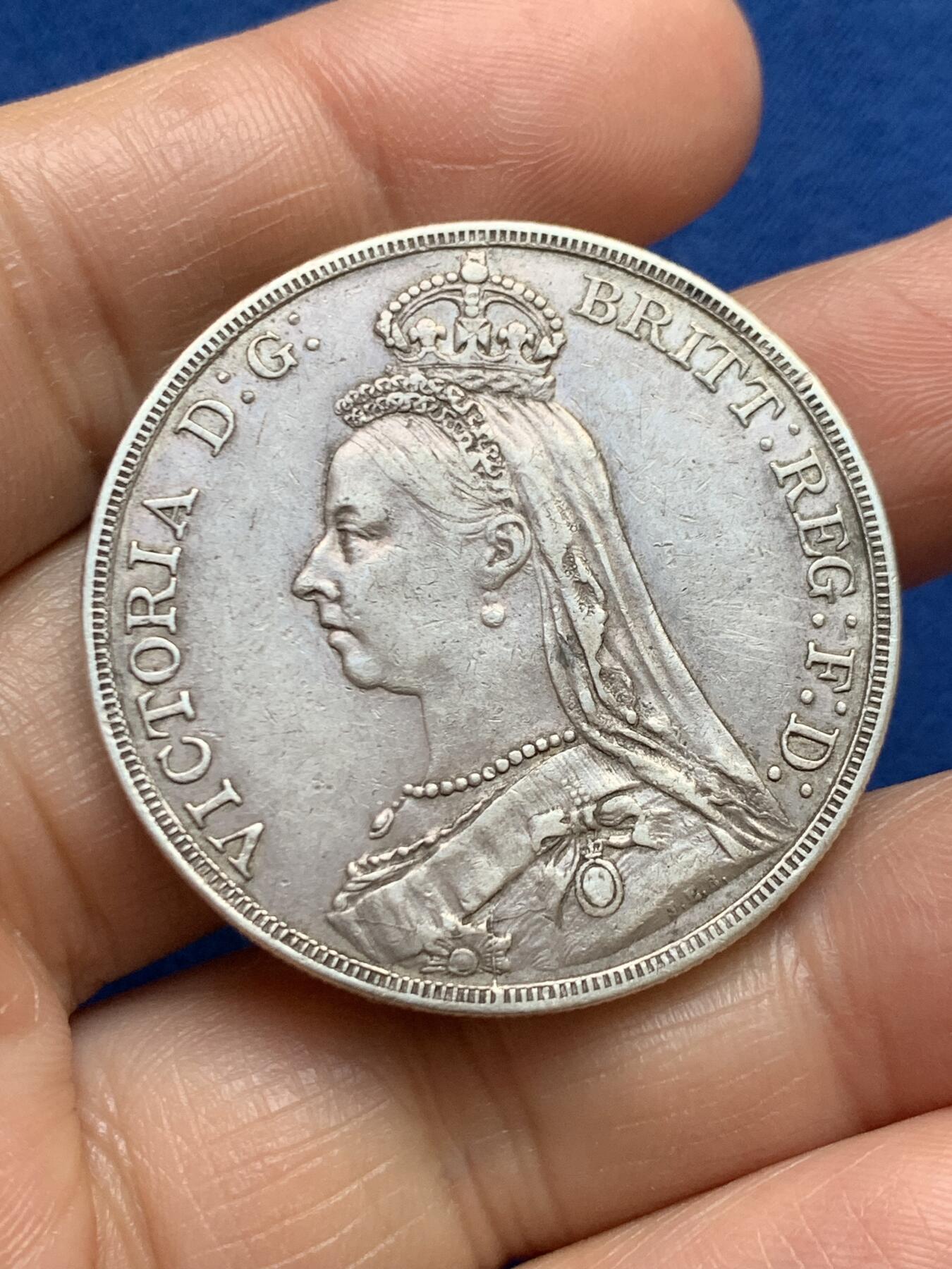 《竞宝斋》第469场 周日，周一 2场连拍 （全场包邮）欢迎送拍 英国1890年维多利亚女王克朗大银币 高冠马剑 圣乔治屠龙