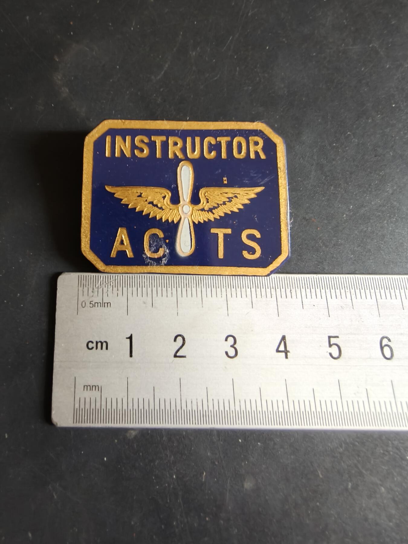 老王徽章第186期 美国陆军航空技术学校教官证章    二战时期横针版    内部镶嵌22k金工艺