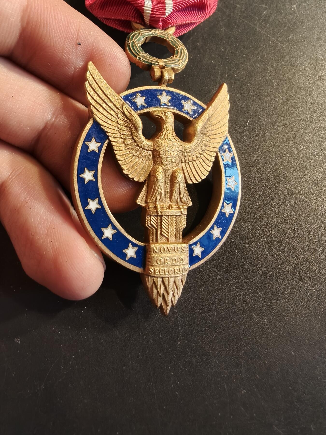 老王徽章第186期 美国功绩勋章    铜质珐琅   50年代时期版本    原盒带略    该章在二战时期为平民可以获得的最高荣誉，由美国总统亲自授予，第一批获得者包含M1加兰德步枪设计者约翰·加兰德   1942年-1952年仅颁发10年时期     边缘刻字