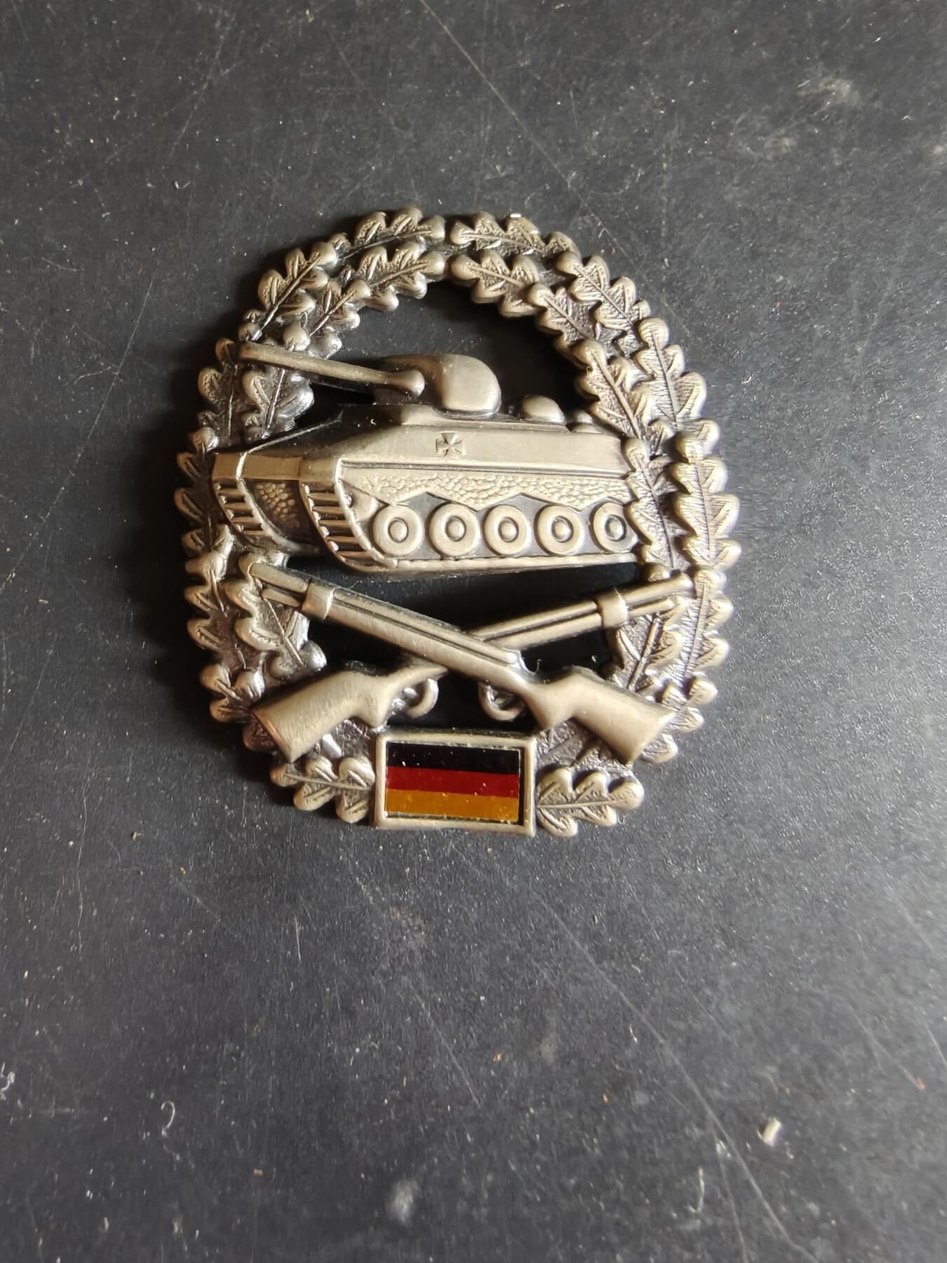 老王徽章第186期 德国联邦国防军装甲兵贝雷帽徽