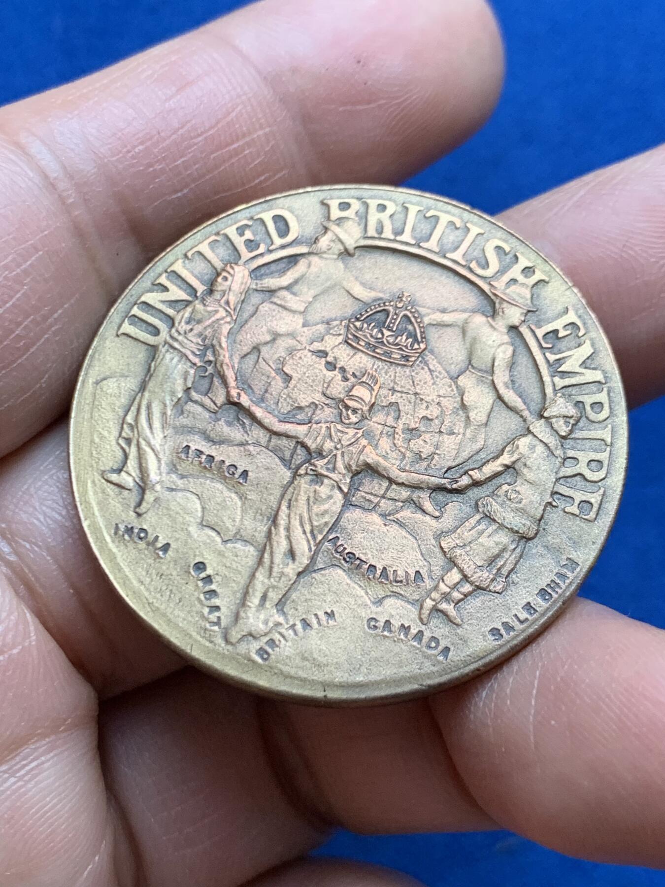 《竞宝斋》第469场 周日，周一 2场连拍 （全场包邮）欢迎送拍 英国1937年乔治六世登基纪念铜章，背面为英帝国中各个殖民地手拉手的图景，带原盒，19.3克，38.1mm