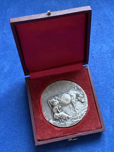 《竞宝斋》第469场 周日，周一 2场连拍 （全场包邮）欢迎送拍 - 法国畜牧业镀银铜章 51.75克 49.2mm 三角铜标边铭 带盒