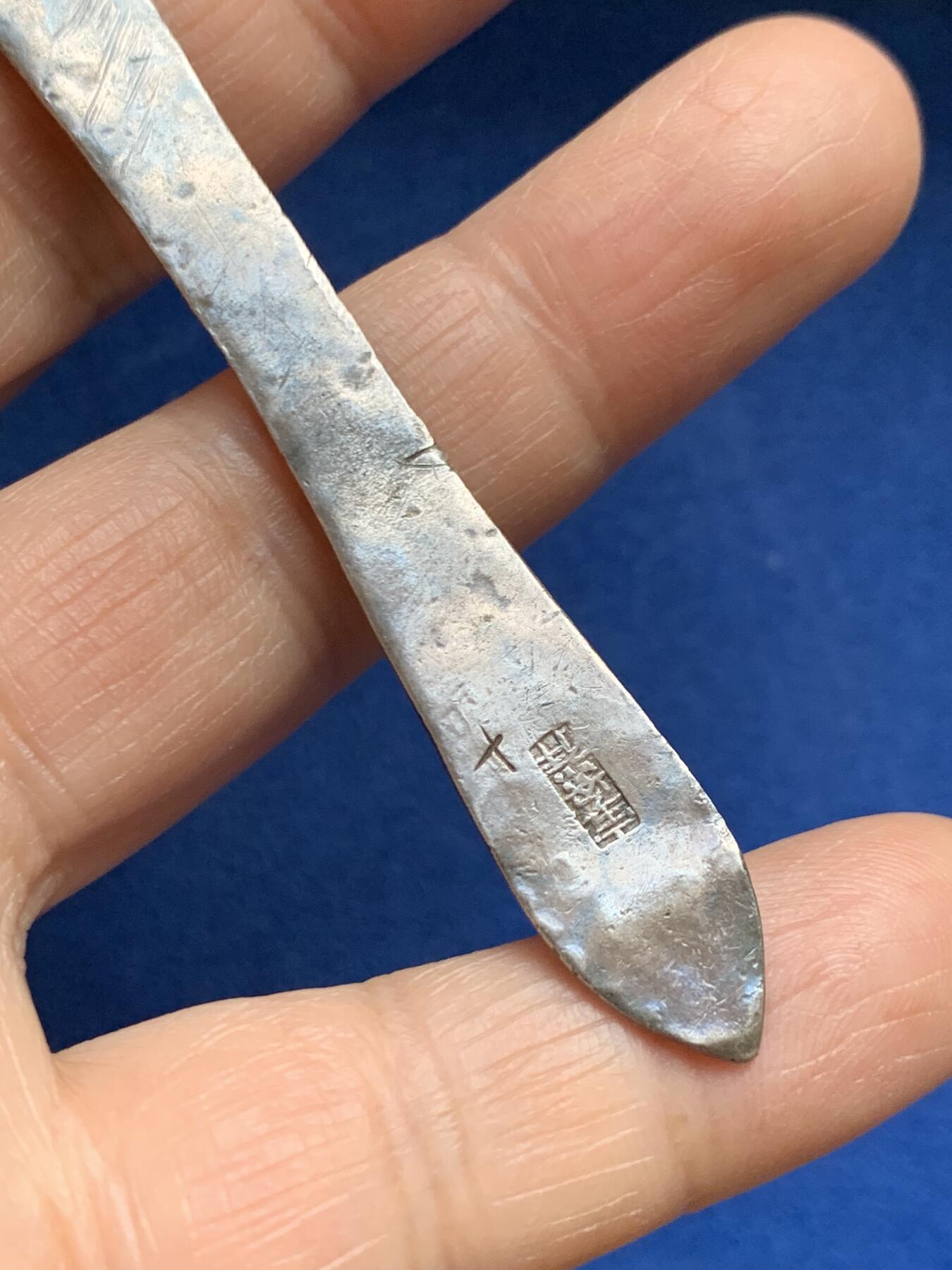 《竞宝斋》第469场 周日，周一 2场连拍 （全场包邮）欢迎送拍 精美老银钗一支，花纹精美，满工带款，约9.45g