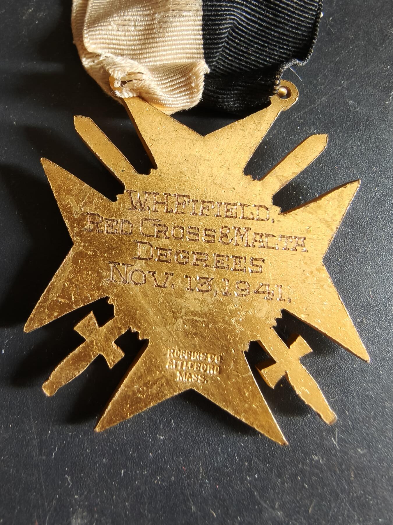 老王徽章第186期 美国缅因州刘易斯顿共济会骑士圣殿军勋章    铜质珐琅    军事版双剑饰    少见美国共济会勋章    1941年实发授予军人版本