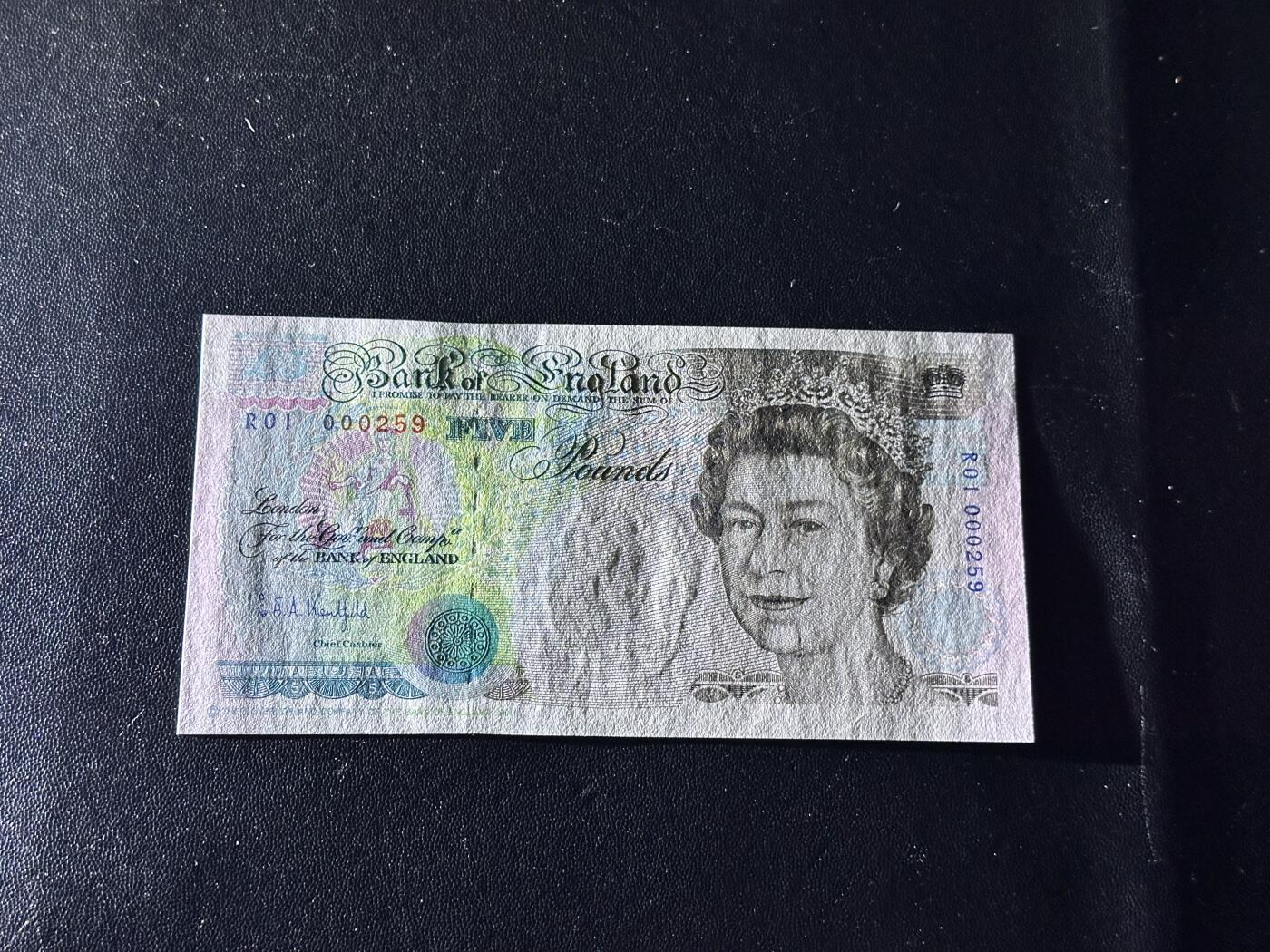 《外钞收藏家》第六百一十六期（精品场）（长期征集拍品、欢迎藏友们联系合作） 英国E序略5镑 皇冠 初版 R01冠 百位号259 全新