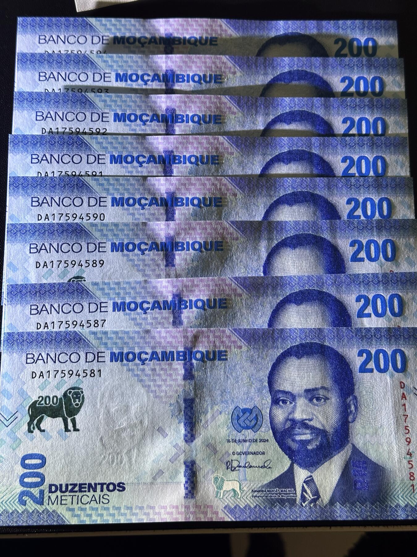 《外钞收藏家》第六百一十六期（精品场）（长期征集拍品、欢迎藏友们联系合作） 莫桑比克200 八张一起 全新UNC