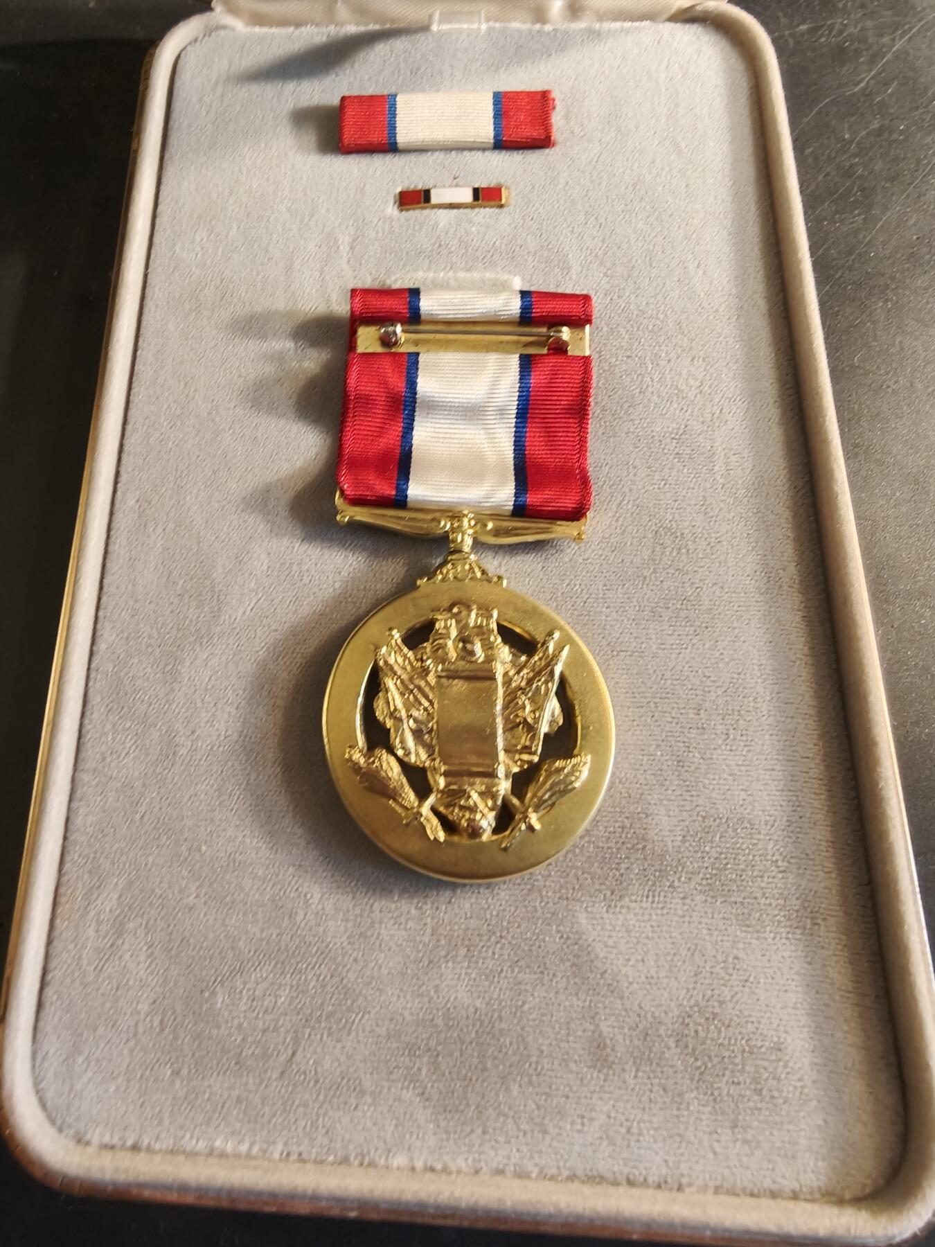 老王徽章第186期 美国陆军杰出服役勋章    原盒带略和珐琅略    少见全套