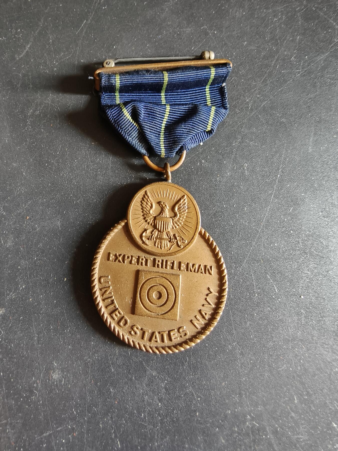 老王徽章第186期 美国海军步枪精确射手奖章   二战时期铜挂   少见版本