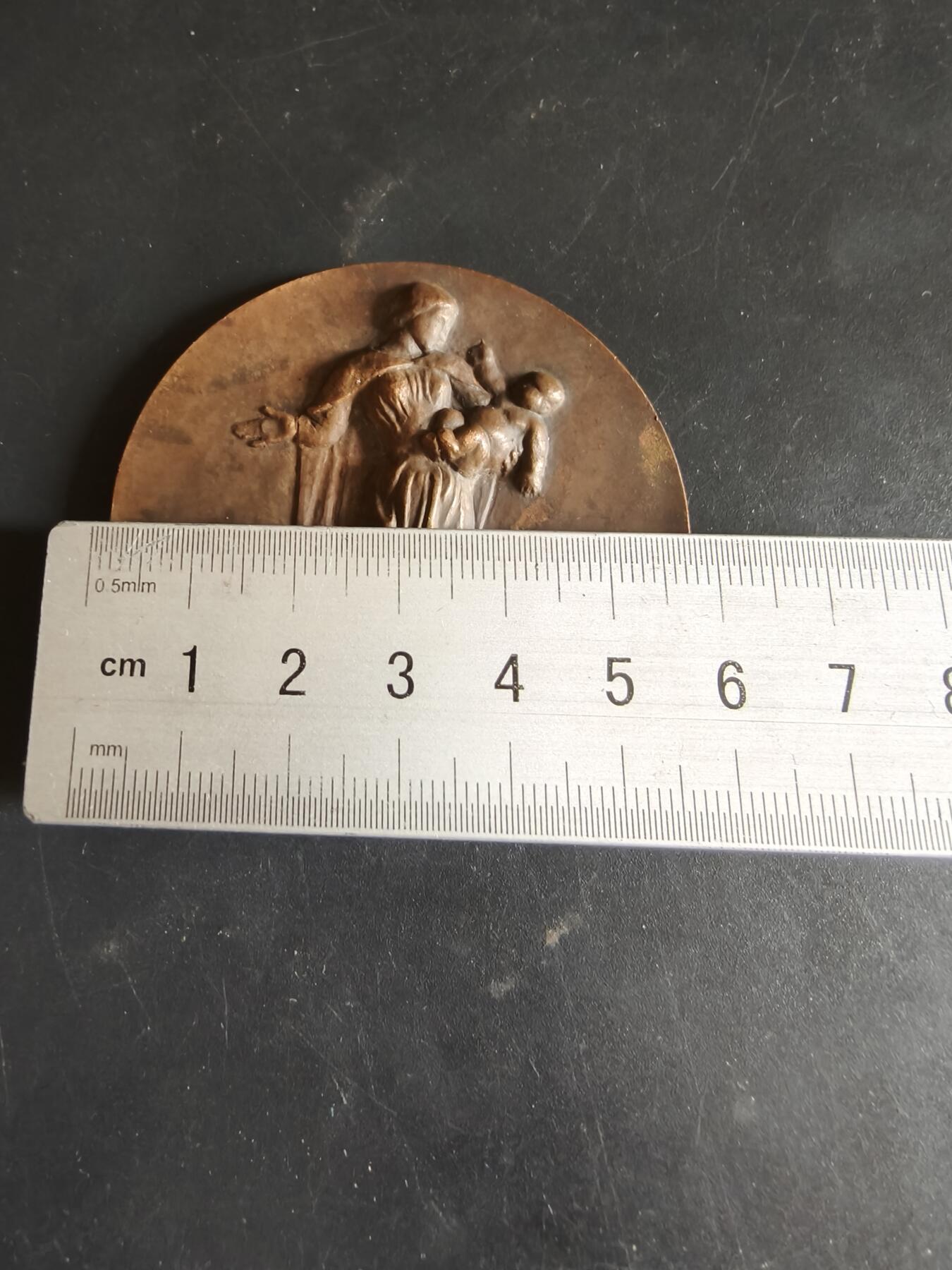 老王徽章第186期 法国母子主题大铜章    高浮雕    大师乔治·杜普雷作品    直径58mm    重量90.8g