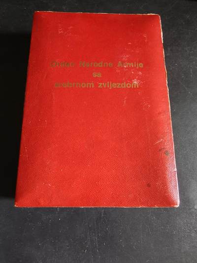 老王徽章第186期 - 南斯拉夫三级人民军勋章盒子