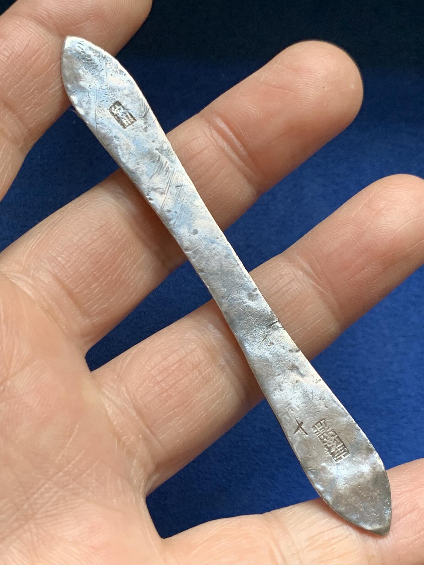 《竞宝斋》第469场 周日，周一 2场连拍 （全场包邮）欢迎送拍 精美老银钗一支，花纹精美，满工带款，约9.45g