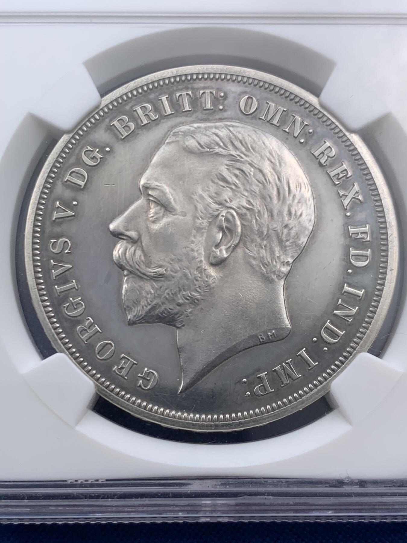 《竞宝斋》第469场 周日，周一 2场连拍 （全场包邮）欢迎送拍 NGC PF61 英国1935年乔治五世精制木马剑屠龙克朗 发行量仅2500枚的精制克朗 未沿用Pistrucci经典圣乔治屠龙 其偏向现代主义风格的屠龙武士更像是游乐场里的旋转木马 故戏称木马剑 925高银 镜面高浮雕