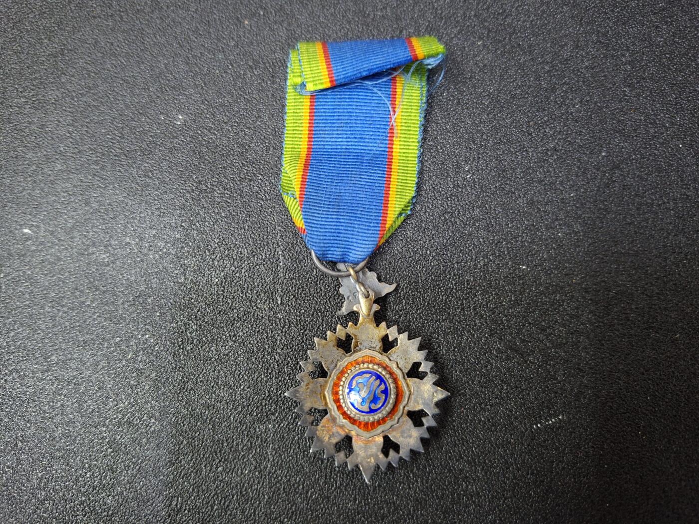 西秦中古拍卖第八十期  泰国骑士级皇冠勋章 银制